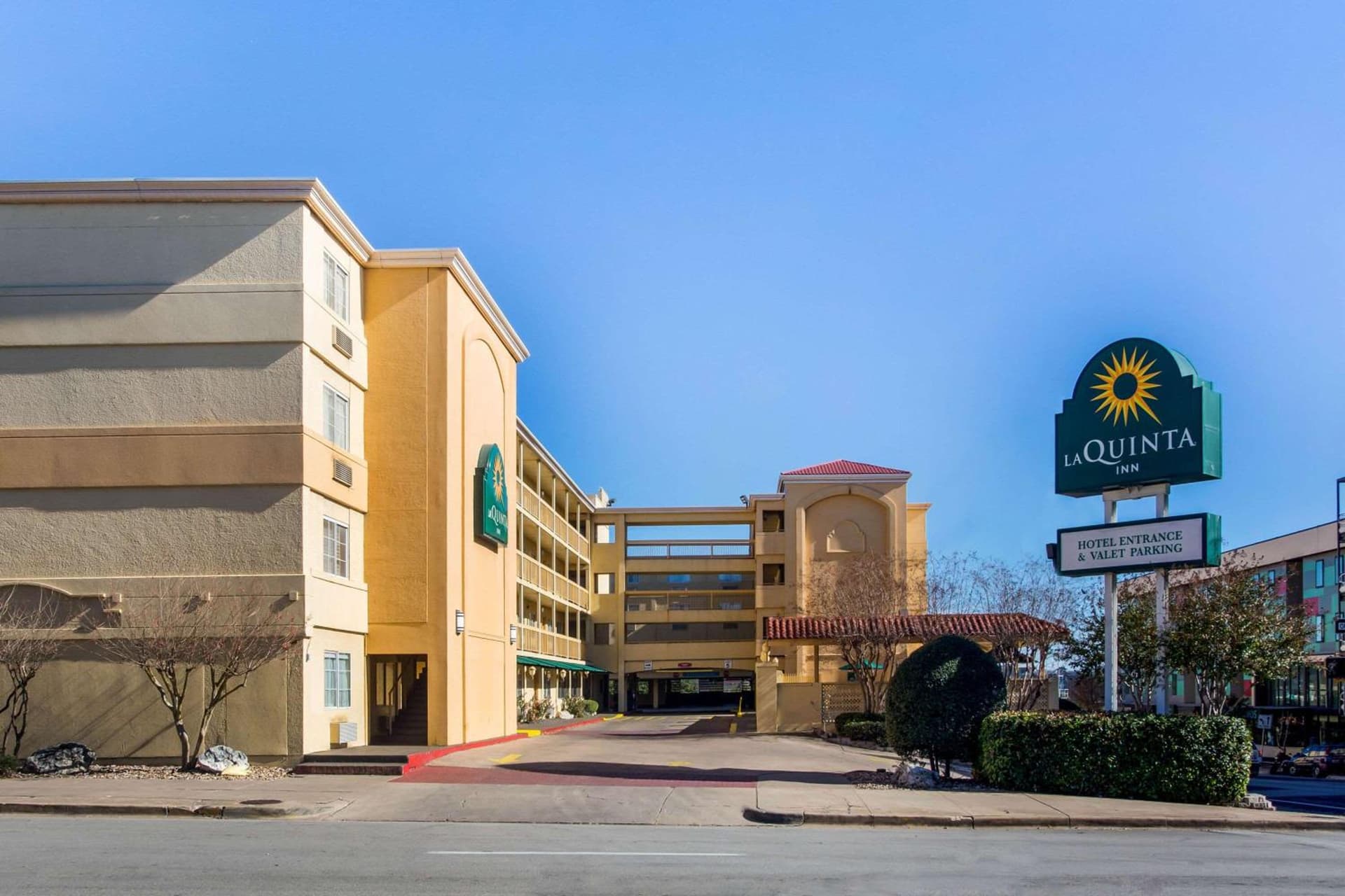 La Quinta Inn by Wyndham Austin Capitol / Downtown interior in Austin, TX — gallery photo 2