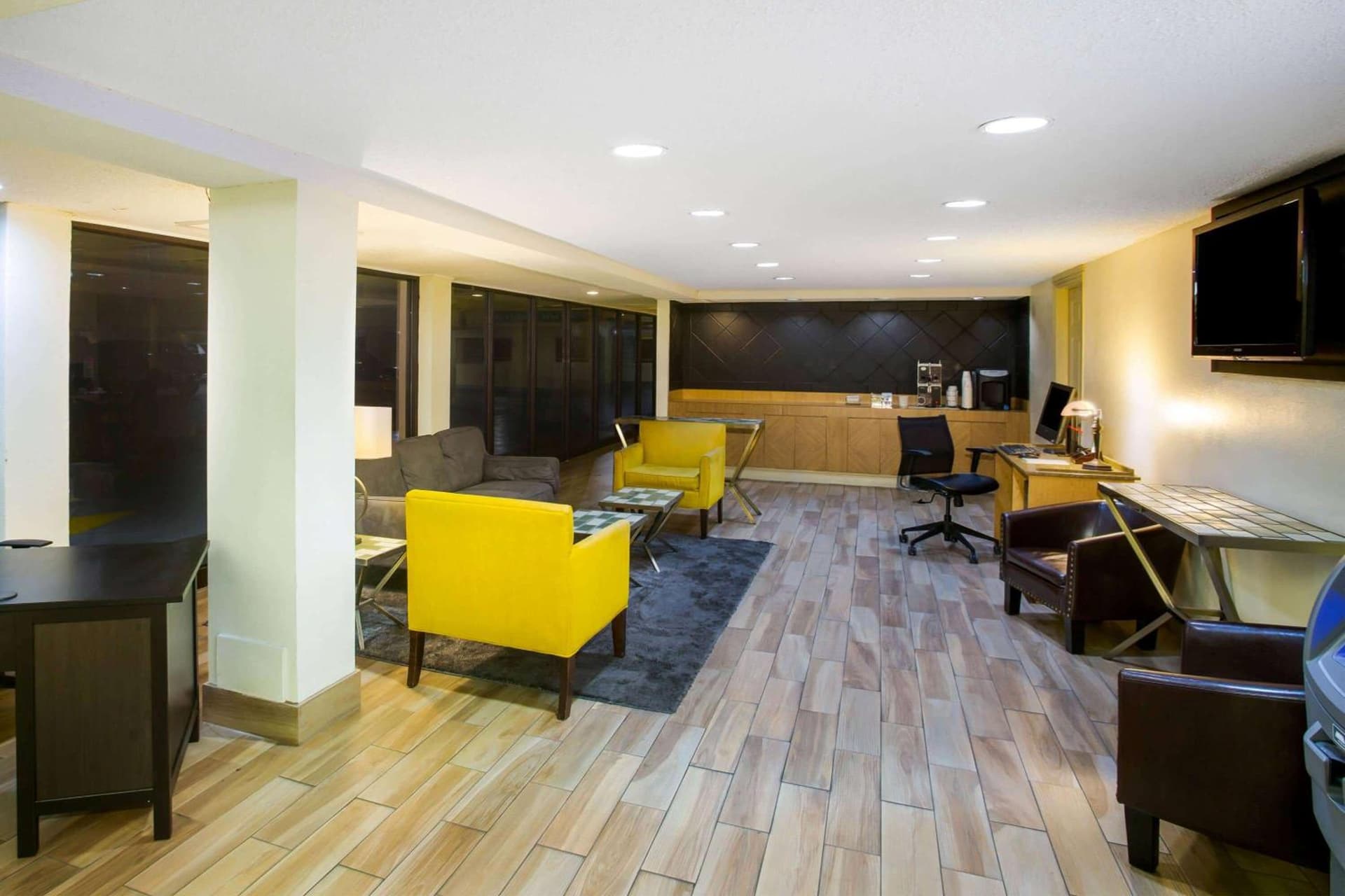 La Quinta Inn by Wyndham Austin Capitol / Downtown property views in Austin, TX — gallery photo 3