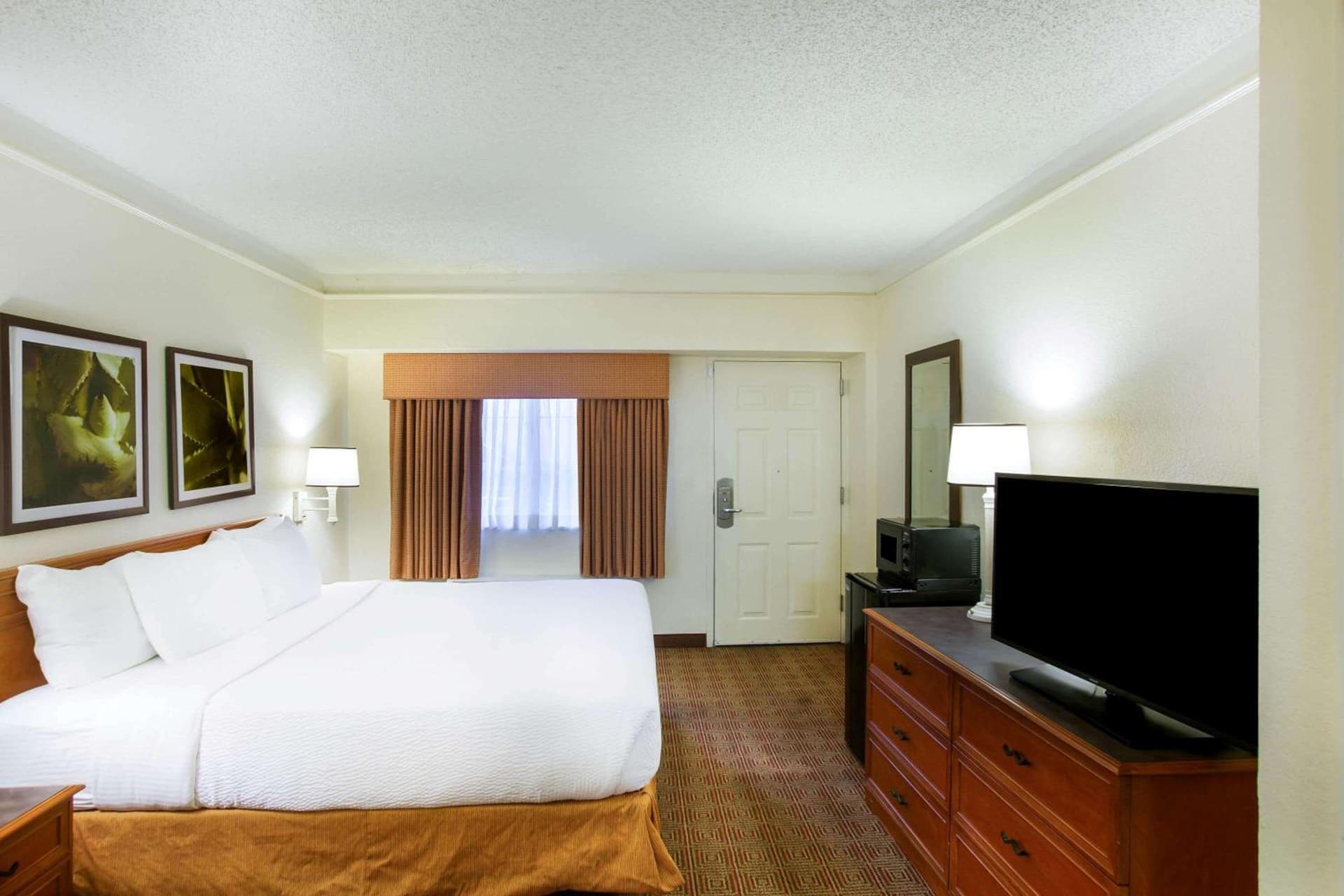 La Quinta Inn by Wyndham Austin Capitol / Downtown interior in Austin, TX — gallery photo 2