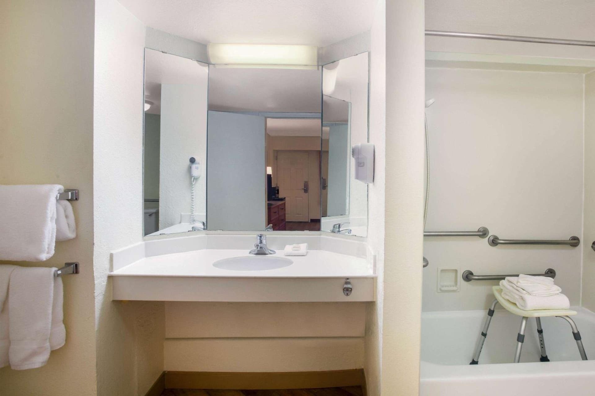 La Quinta Inn by Wyndham Austin Capitol / Downtown gallery photo in Austin, TX — image 14