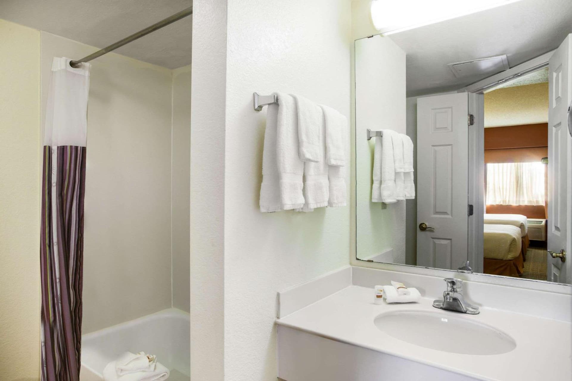 La Quinta Inn by Wyndham Austin Capitol / Downtown gallery photo in Austin, TX — image 24