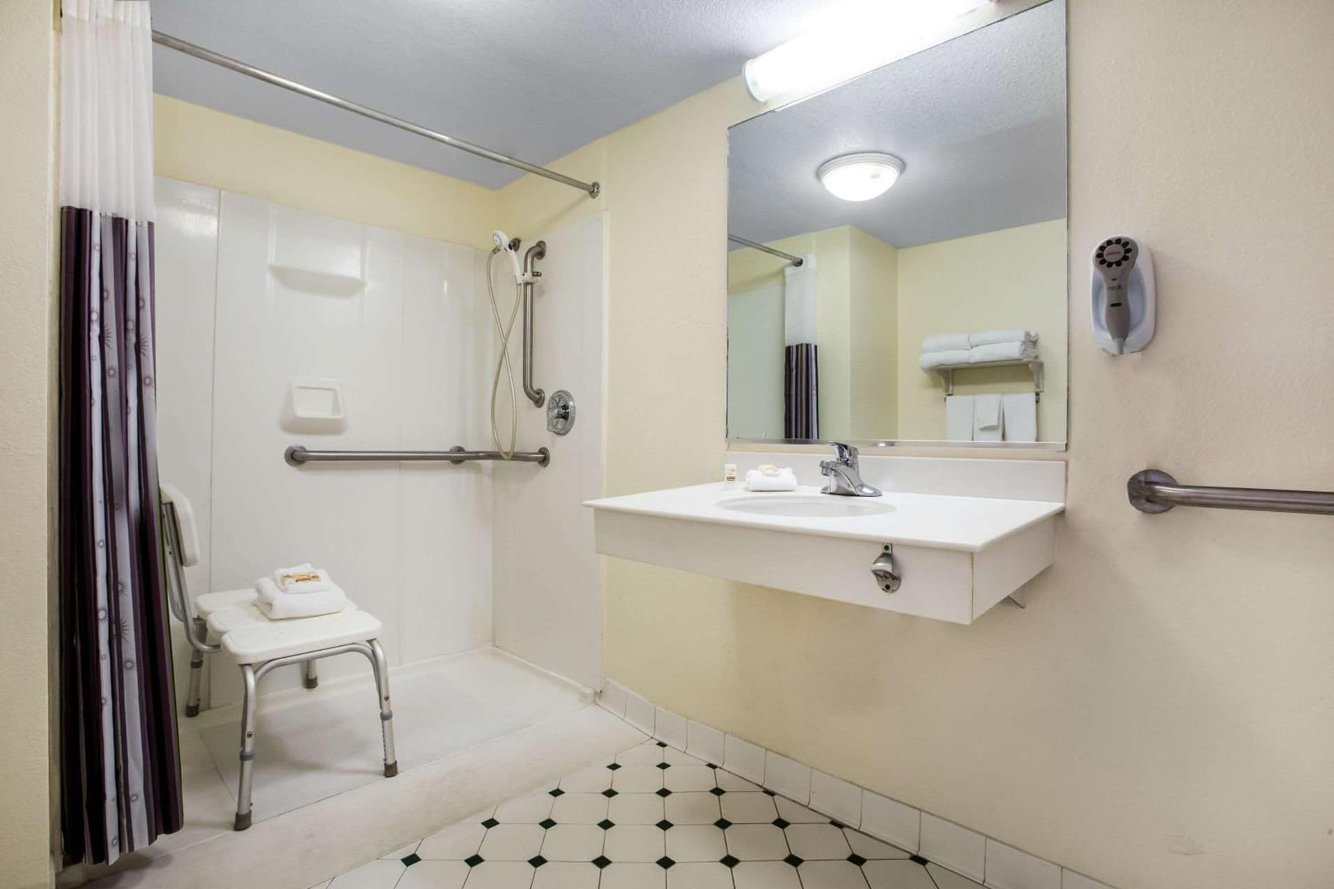 La Quinta Inn by Wyndham Austin Capitol / Downtown gallery photo in Austin, TX — image 9