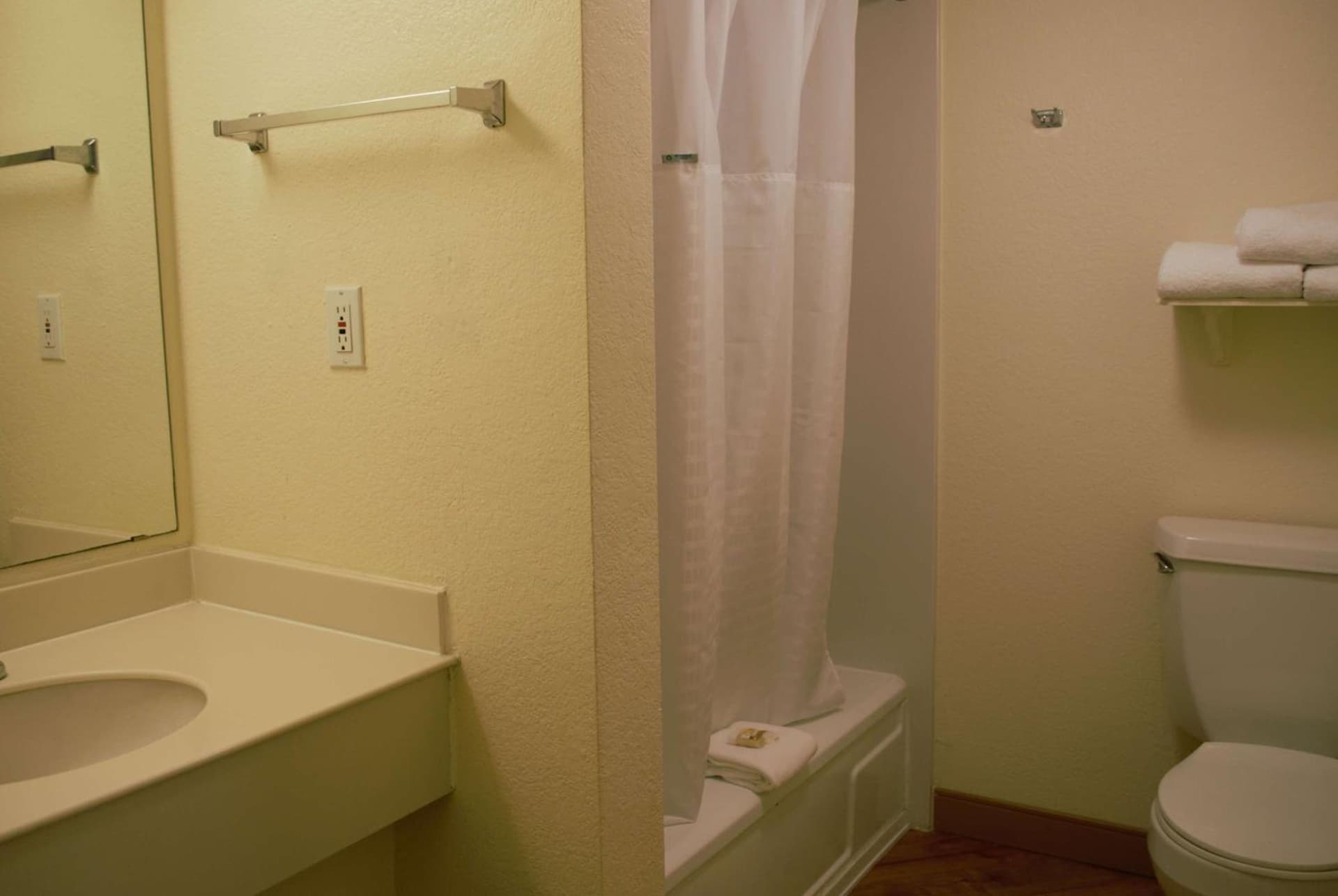 La Quinta Inn by Wyndham Austin Capitol / Downtown gallery photo in Austin, TX — image 6