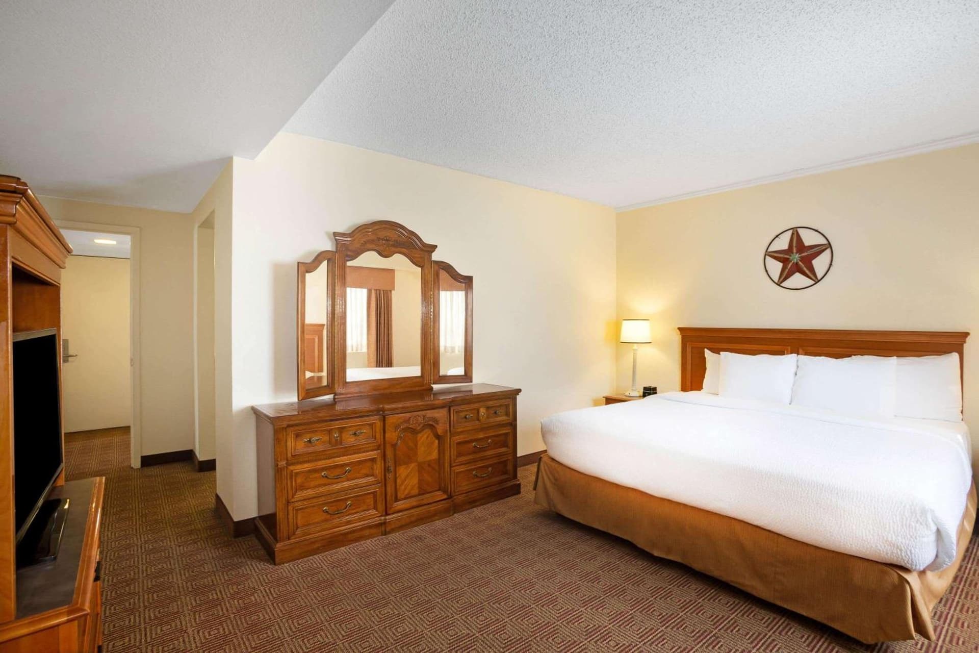 La Quinta Inn by Wyndham Austin Capitol / Downtown gallery photo in Austin, TX — image 4