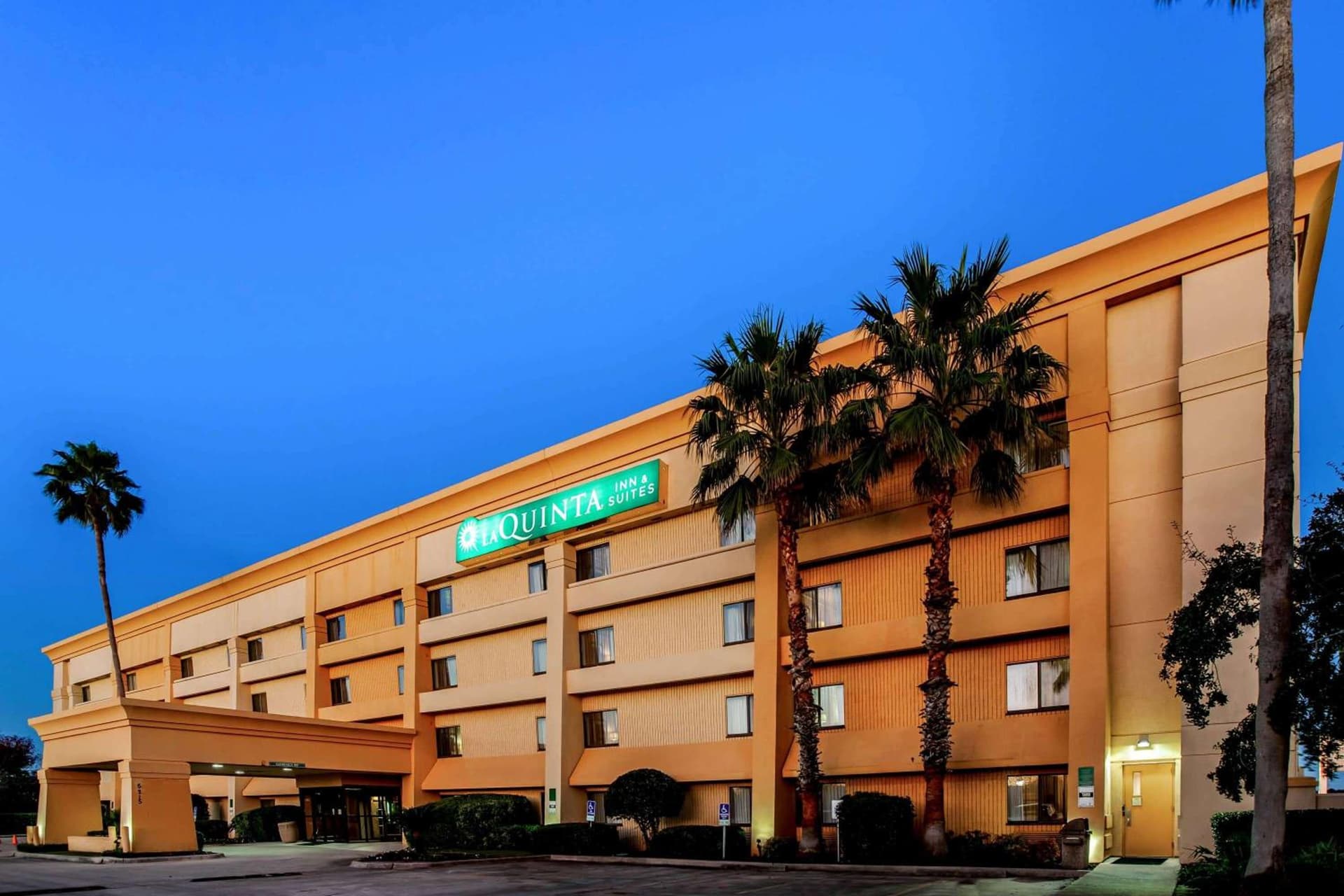 La Quinta by Wyndham Houston Baytown East featured exterior or lobby in Baytown, TX — similar hotel