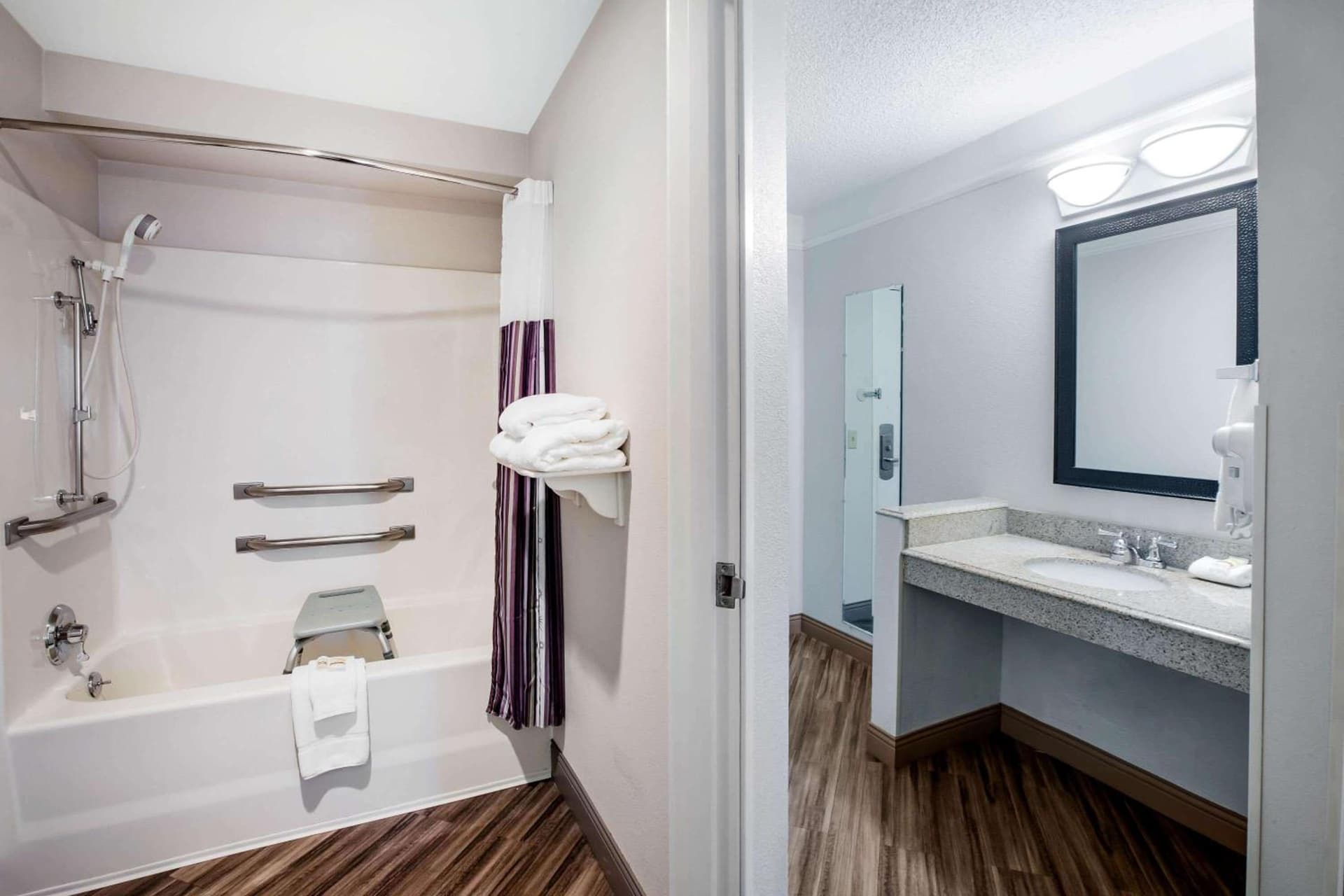 La Quinta by Wyndham Houston Baytown East gallery photo in Baytown, TX — image 28