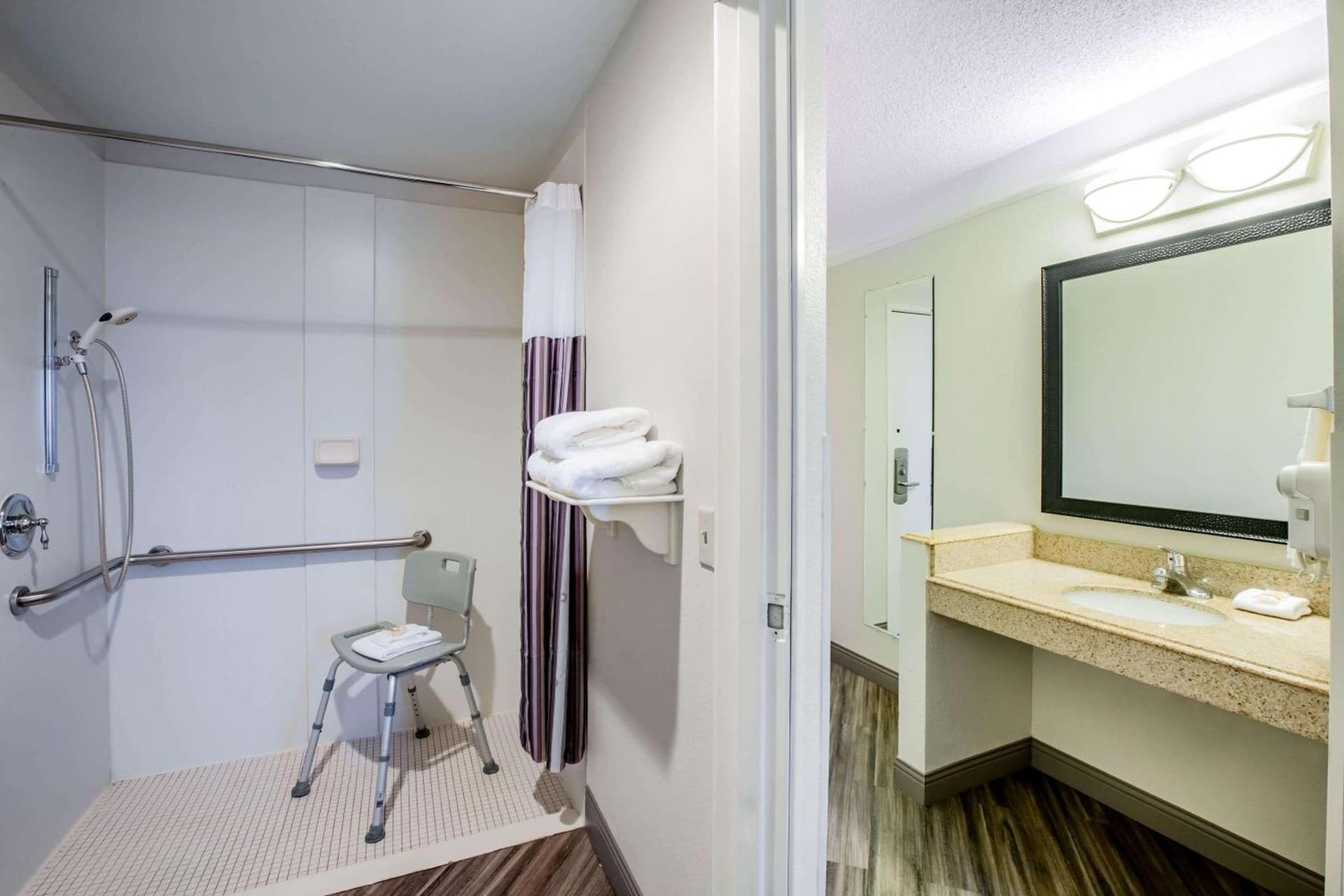 La Quinta by Wyndham Houston Baytown East gallery photo in Baytown, TX — image 16