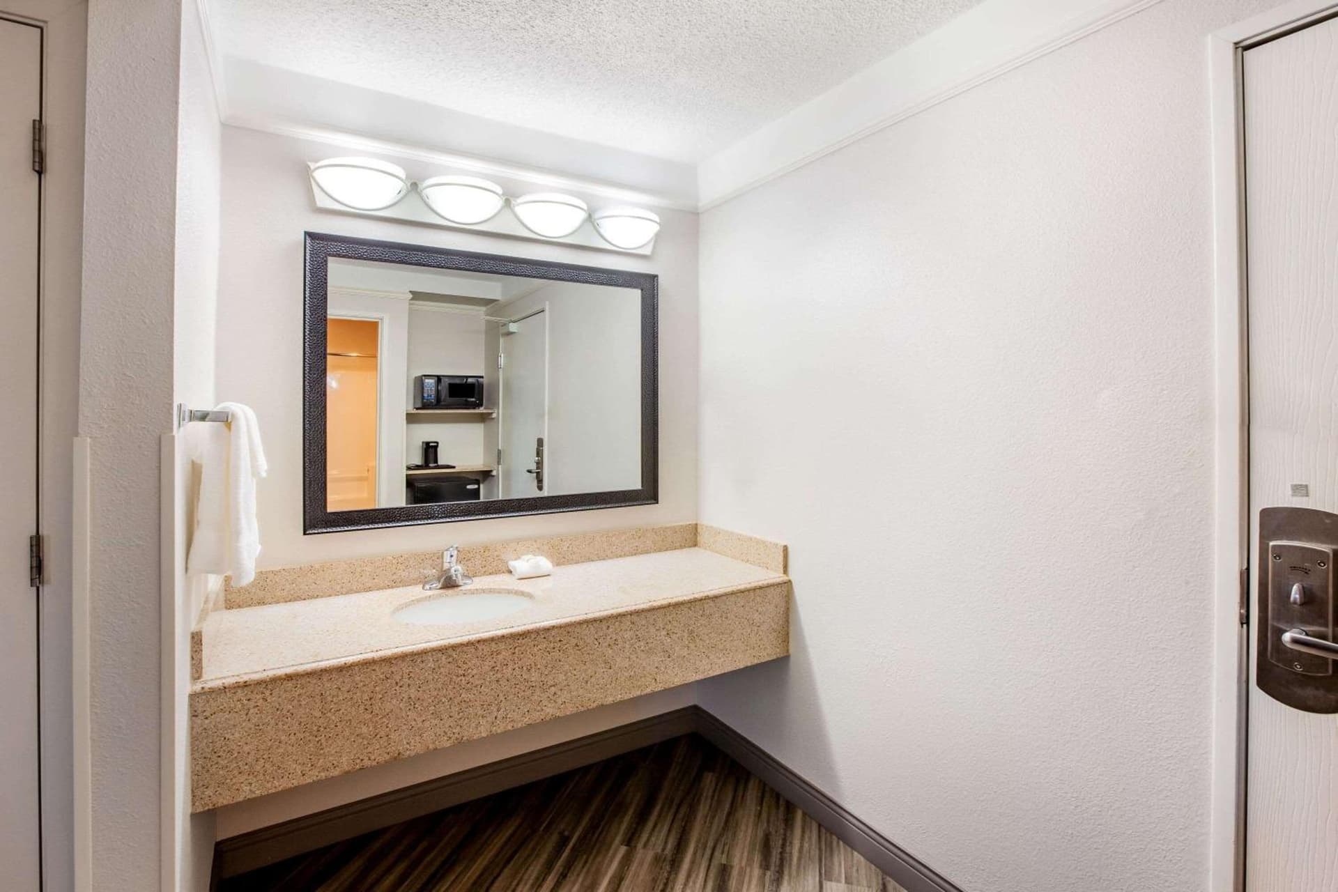 La Quinta by Wyndham Houston Baytown East gallery photo in Baytown, TX — image 21