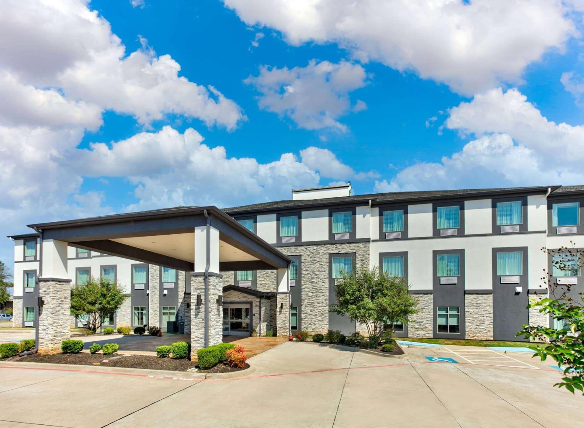 Wingate by Wyndham Longview North property views in Longview, TX — gallery photo 3