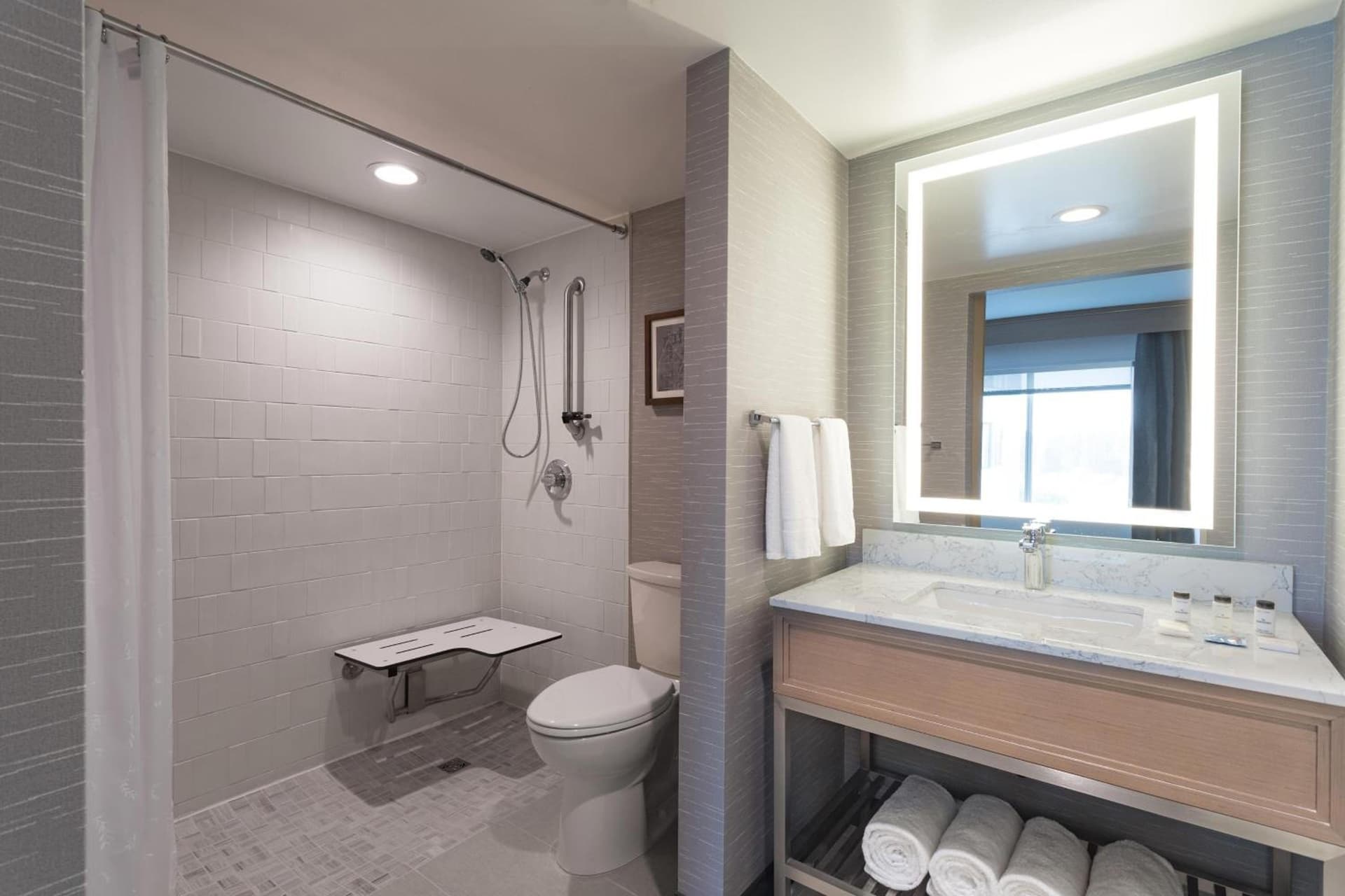 Sheraton Suites Columbus Worthington gallery photo in Columbus, OH — image 34
