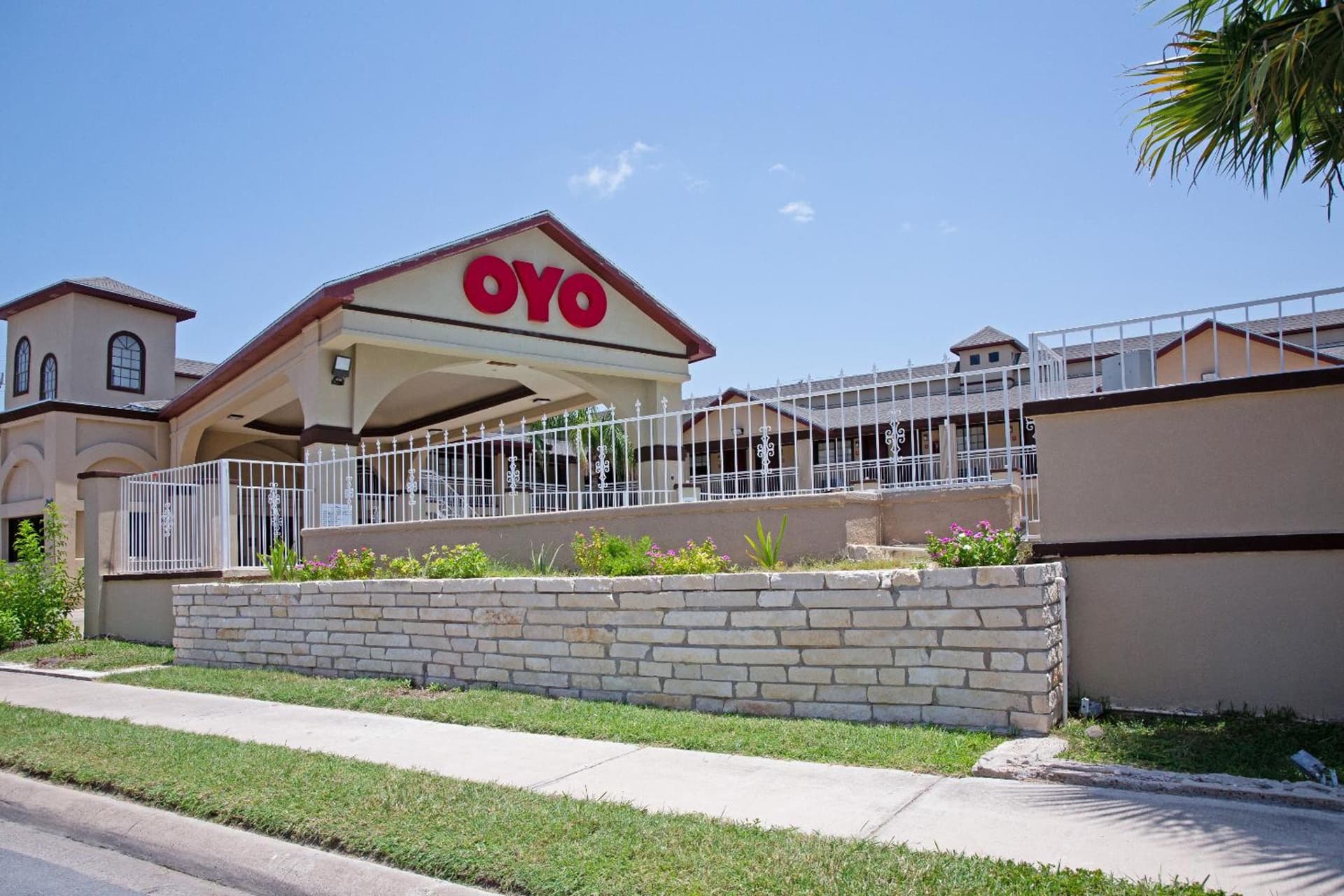 OYO Hotel McAllen Airport South interior in McAllen, TX — gallery photo 2