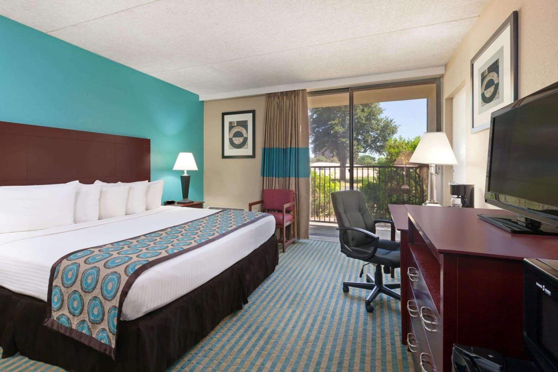 Howard Johnson by Wyndham Arlington Ballpark / Six Flags gallery photo in Arlington, TX — image 25