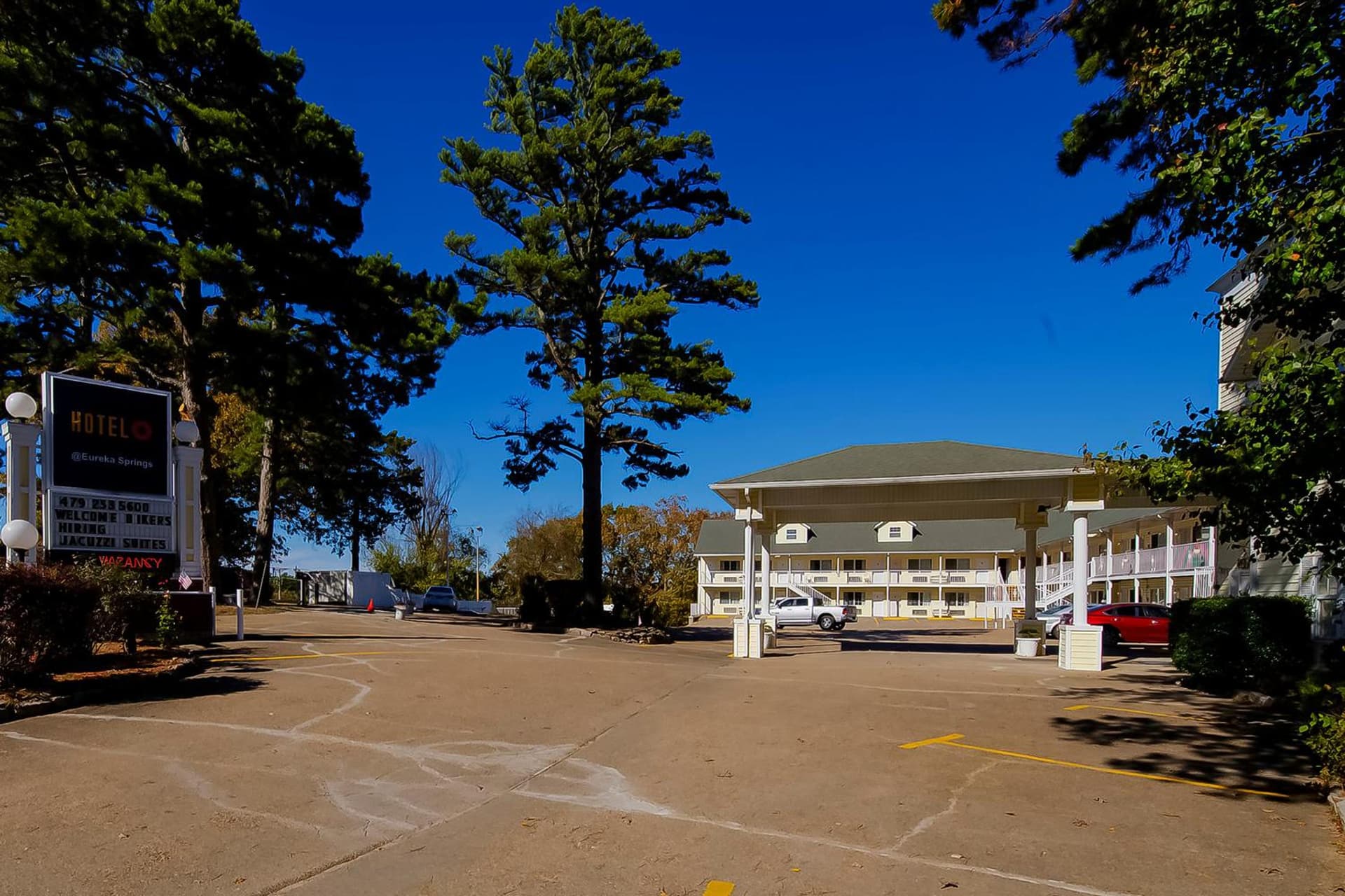 Hotel O Eureka Springs - Christ of Ozark Area interior in Eureka Springs, AR — gallery photo 2
