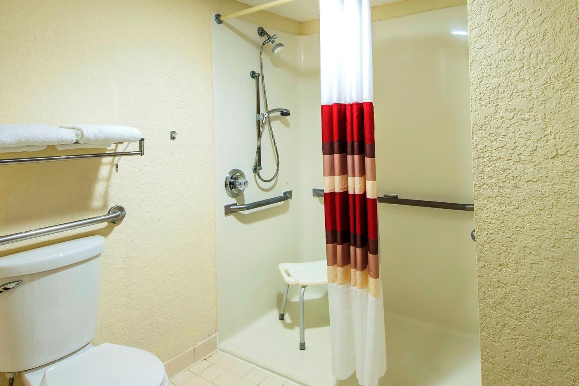 Red Roof Inn PLUS+ Columbus Downtown - Convention Center interior in Columbus, OH — gallery photo 2