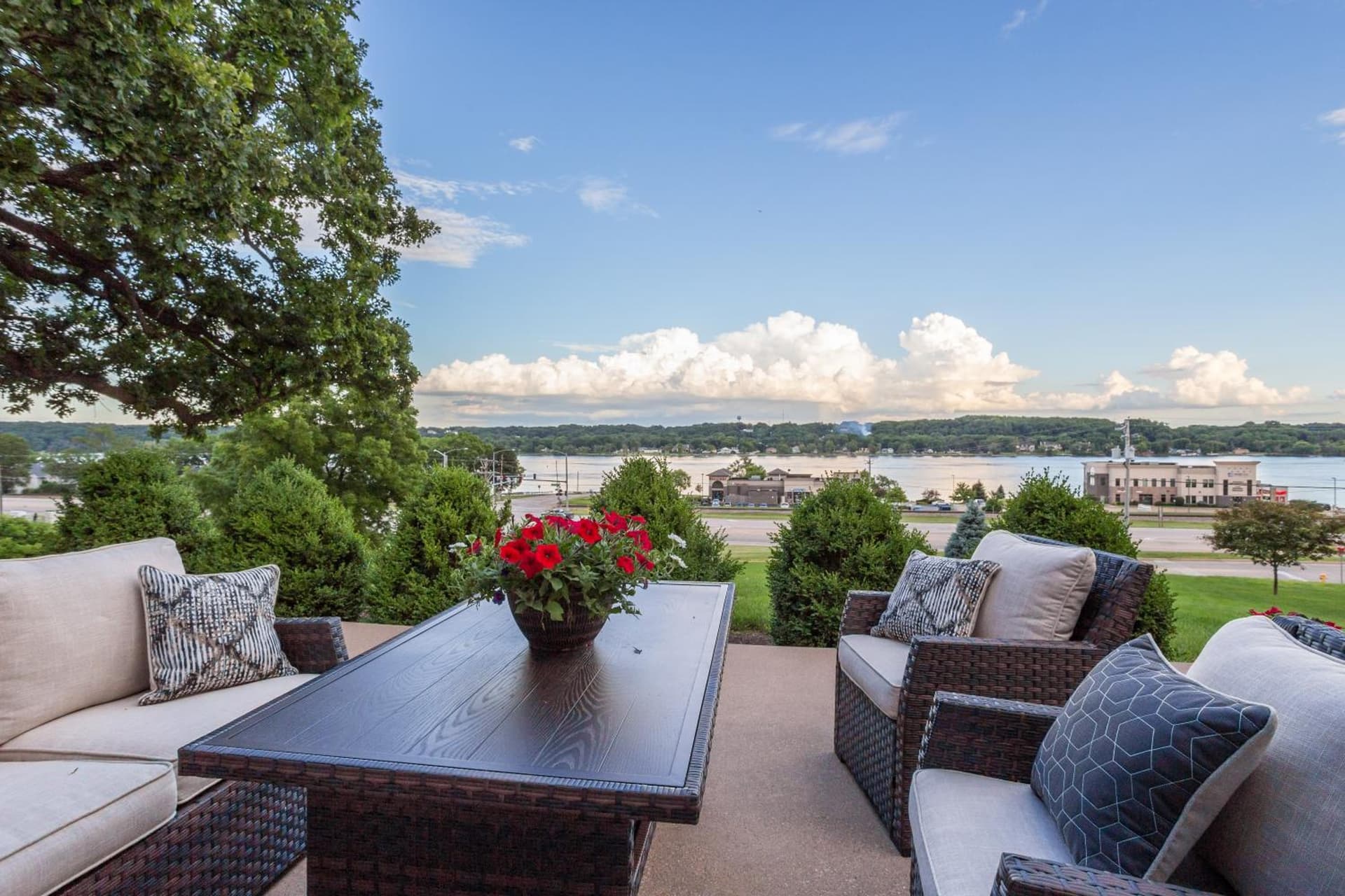 River View Lodge featured exterior or lobby in Le Claire, IA — similar hotel
