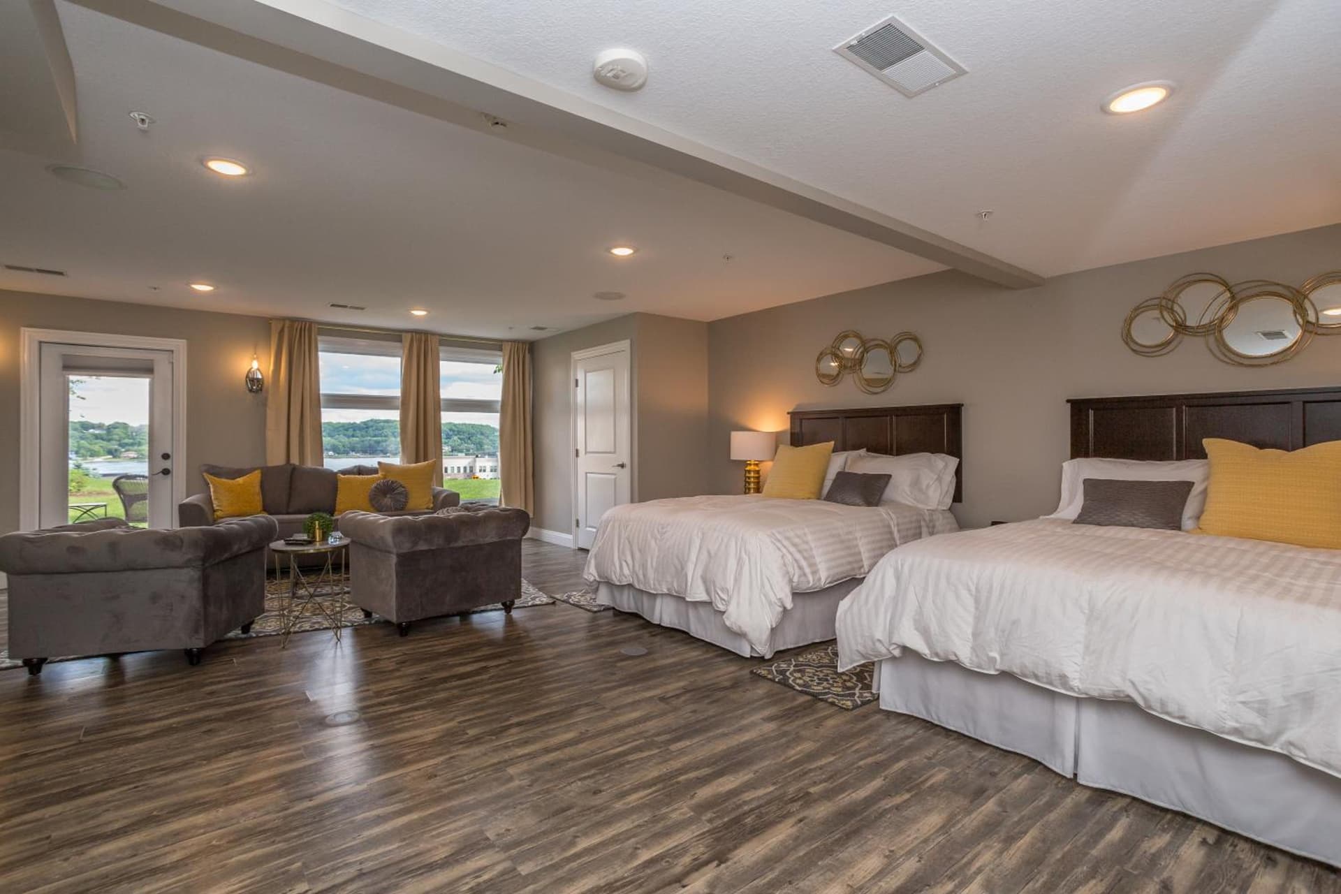 River View Lodge property views in Le Claire, IA — gallery photo 3