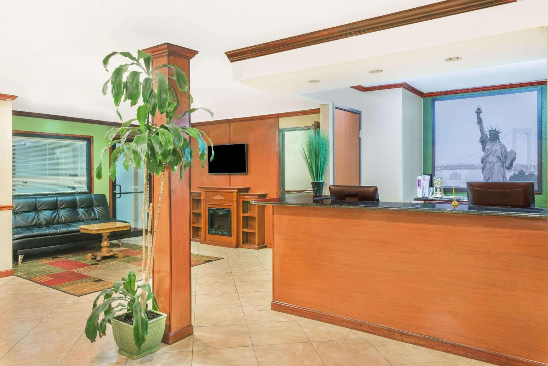 Super 8 by Wyndham Tilton/Lake Winnipesaukee interior in Tilton, NH — gallery photo 2