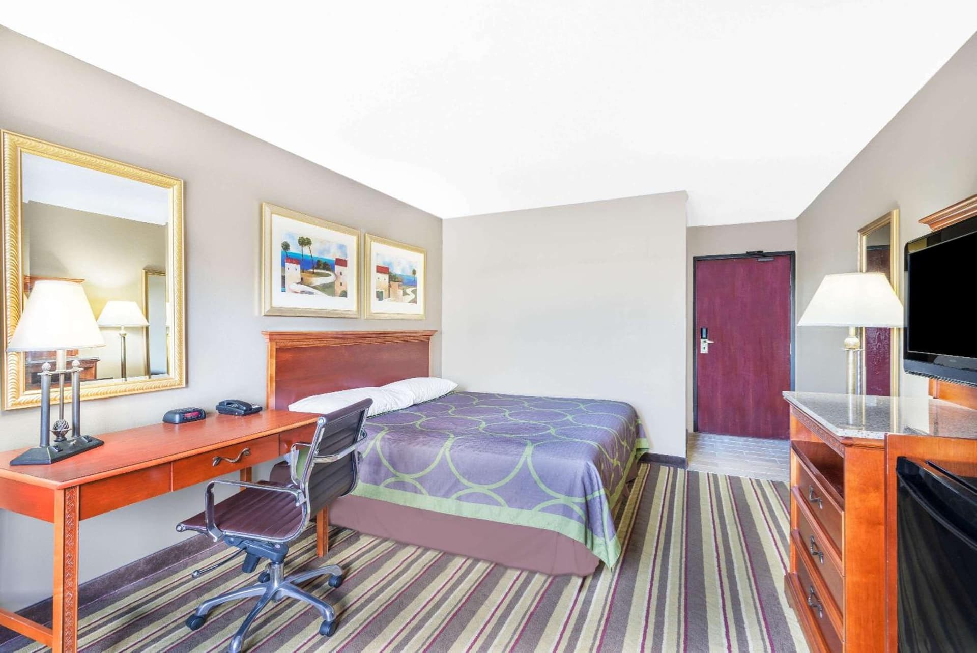 Super 8 by Wyndham Tilton/Lake Winnipesaukee interior in Tilton, NH — gallery photo 2