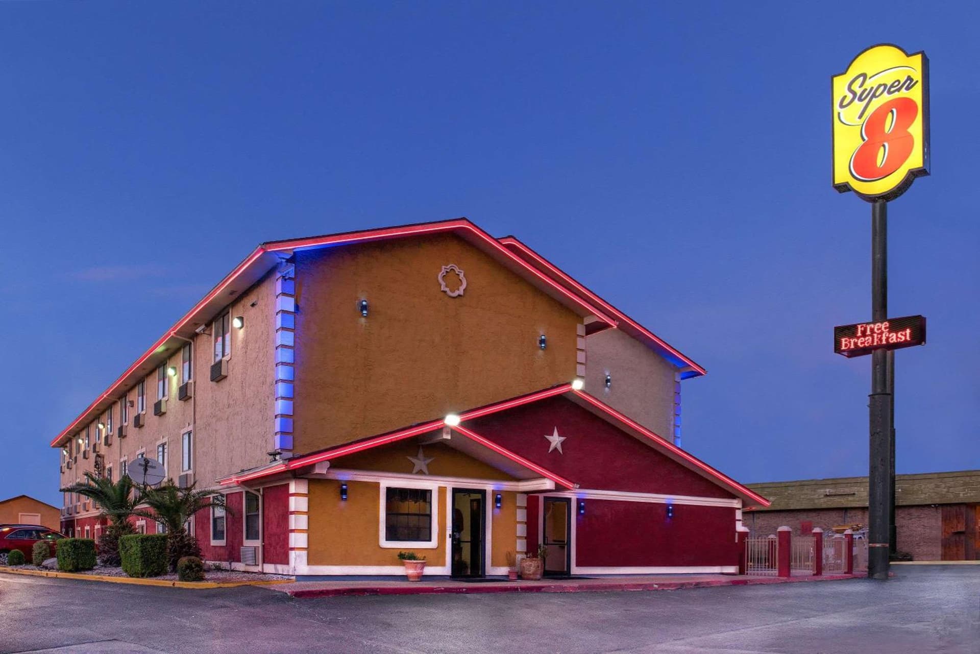 Super 8 by Wyndham San Antonio/I-35 North interior in San Antonio, TX — gallery photo 2