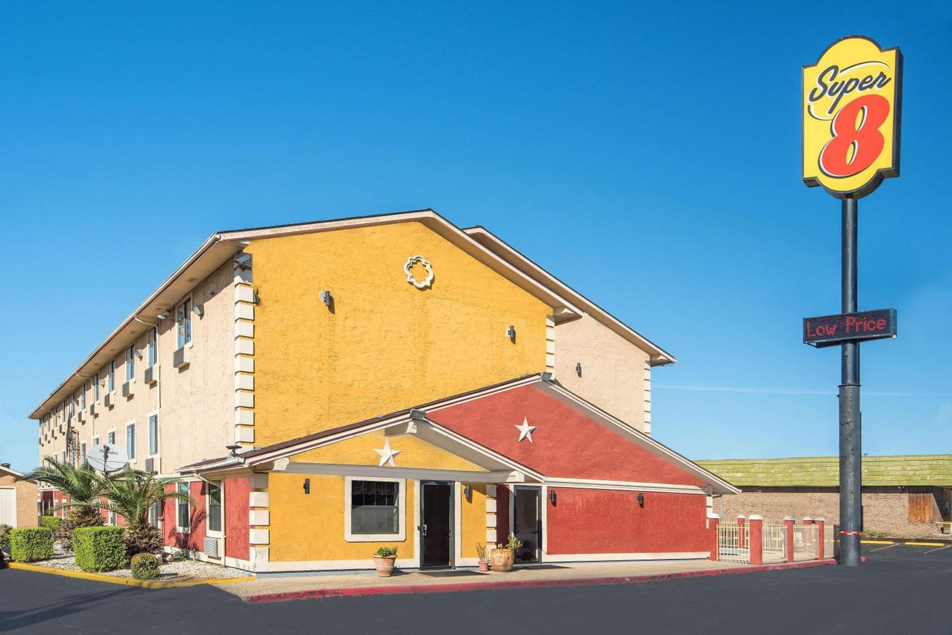 Super 8 by Wyndham San Antonio/I-35 North property views in San Antonio, TX — gallery photo 3