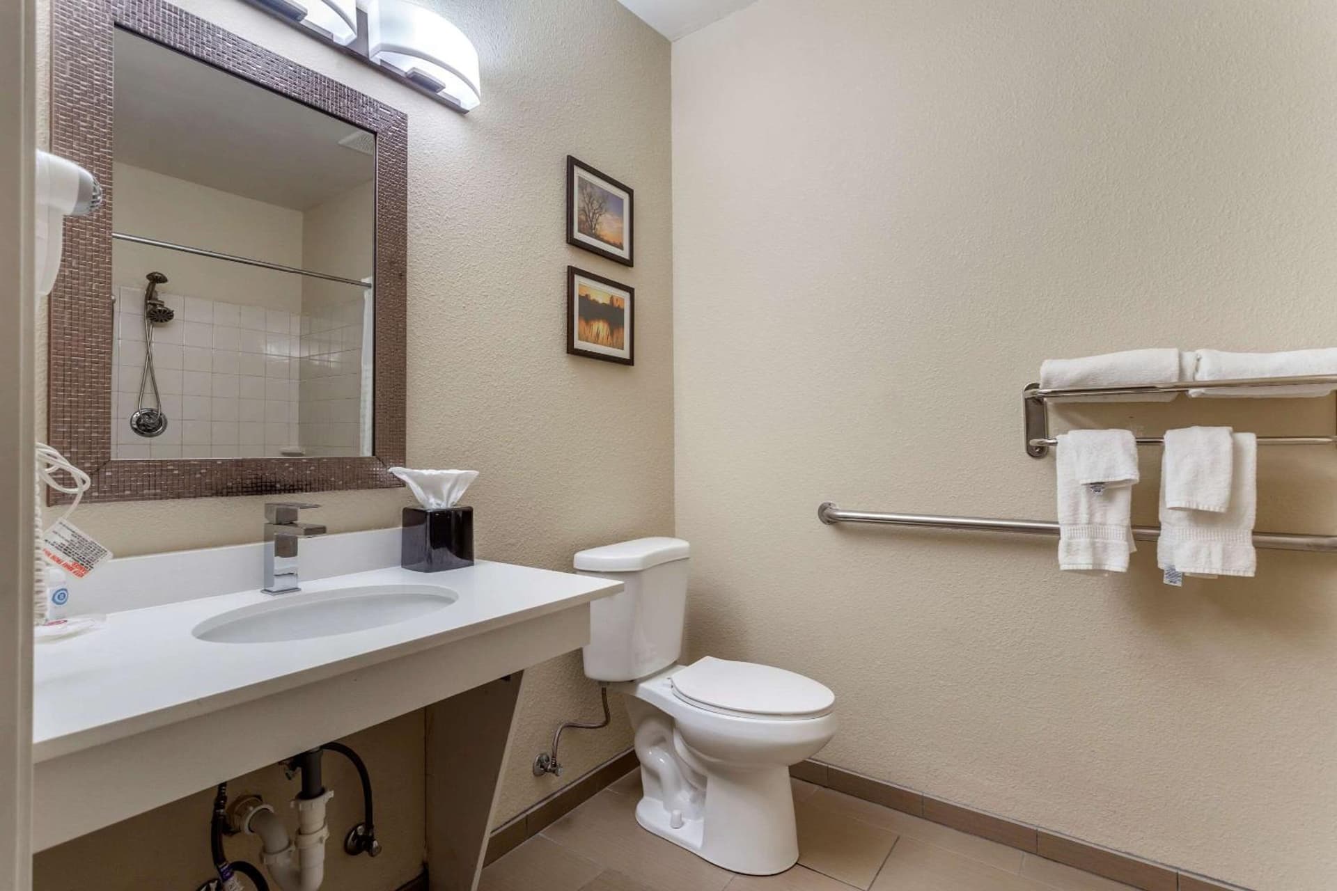 Comfort Inn Rockford near Casino District gallery photo in Rockford, IL — image 12