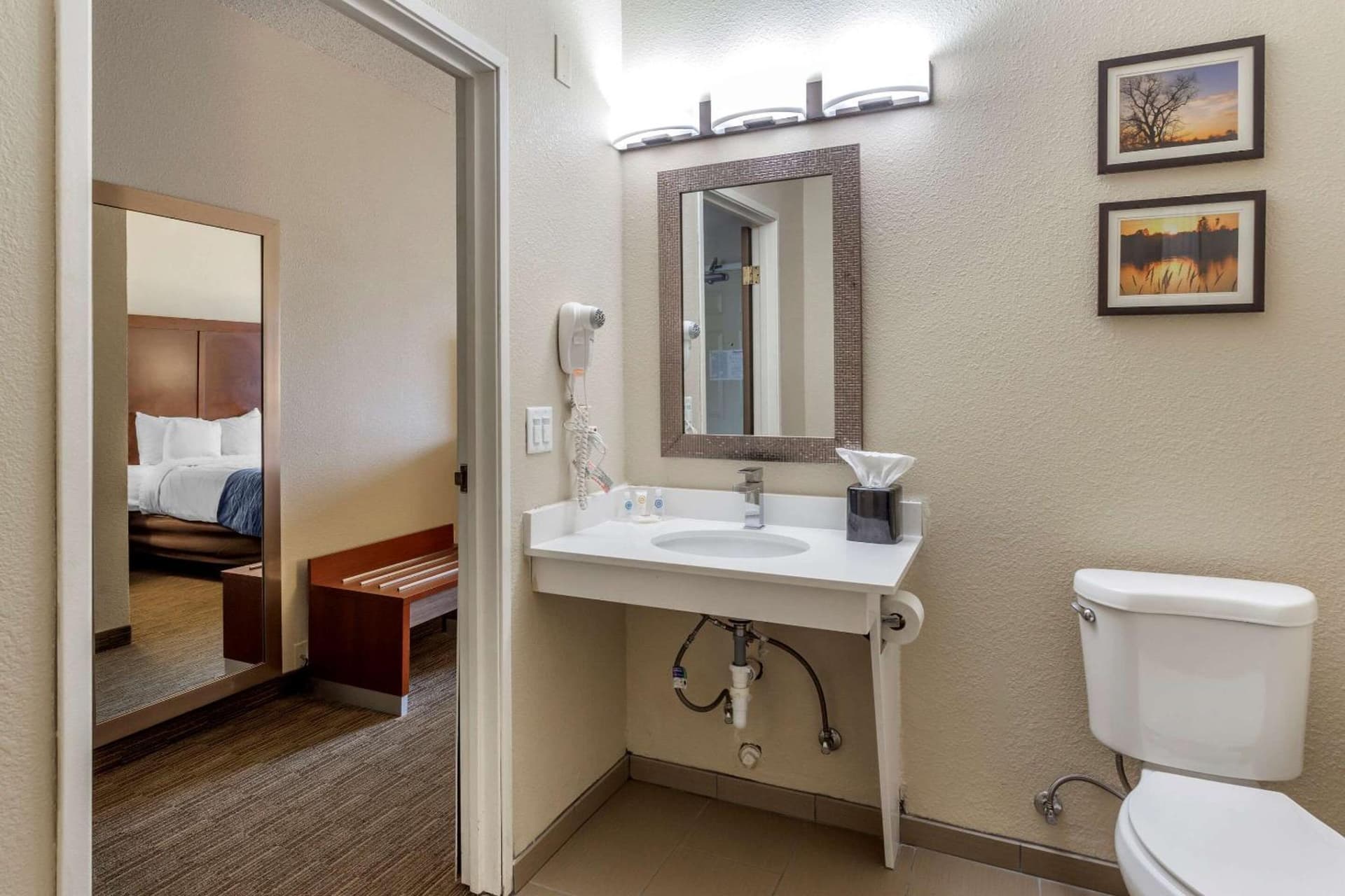 Comfort Inn Rockford near Casino District gallery photo in Rockford, IL — image 35
