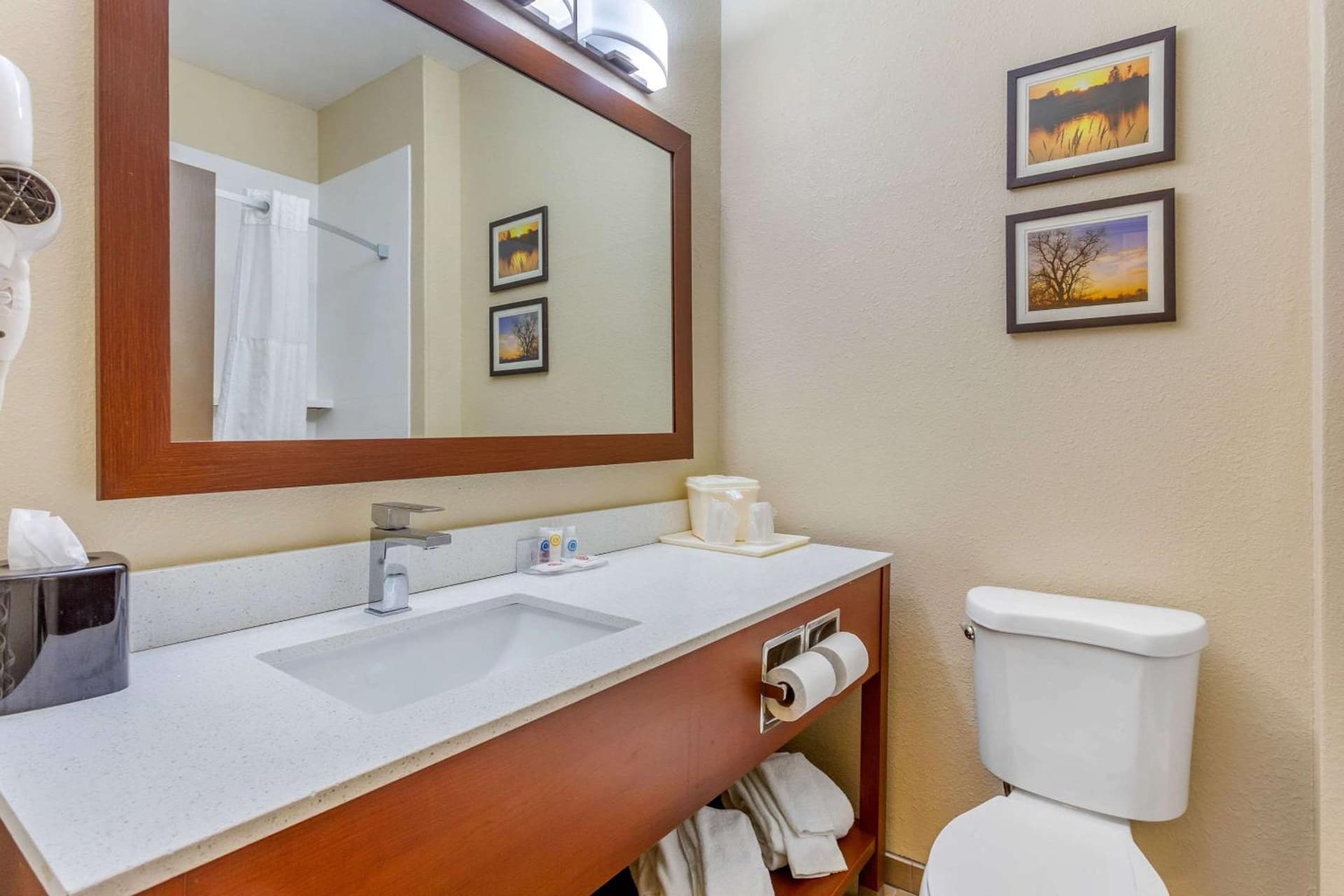 Comfort Inn Rockford near Casino District gallery photo in Rockford, IL — image 47