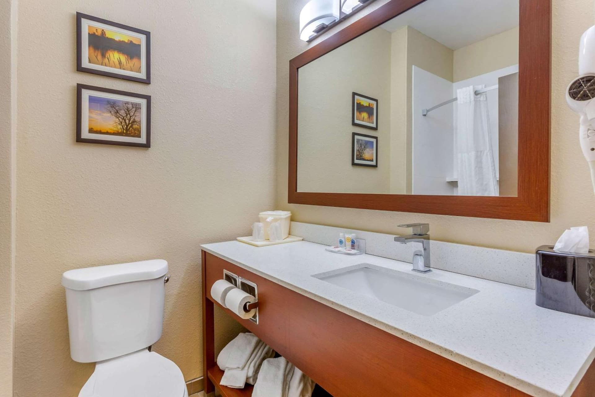 Comfort Inn Rockford near Casino District gallery photo in Rockford, IL — image 48