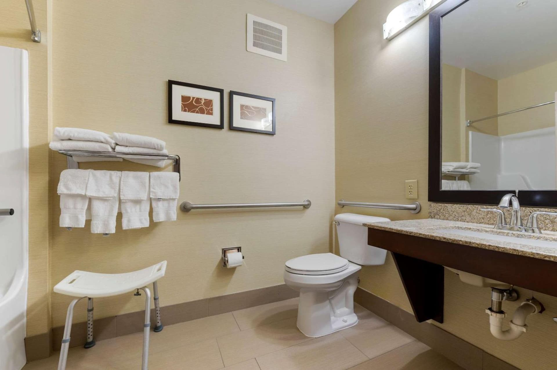 Comfort Suites Columbus Expo Center gallery photo in Columbus, OH — image 19