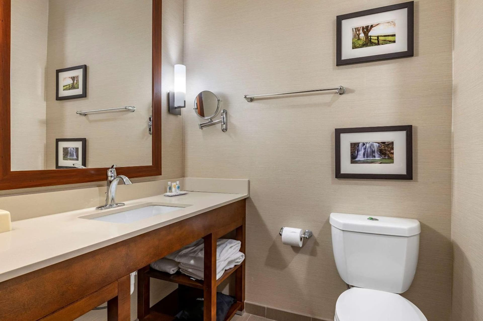 Comfort Suites Columbus Airport interior in Columbus, OH — gallery photo 2