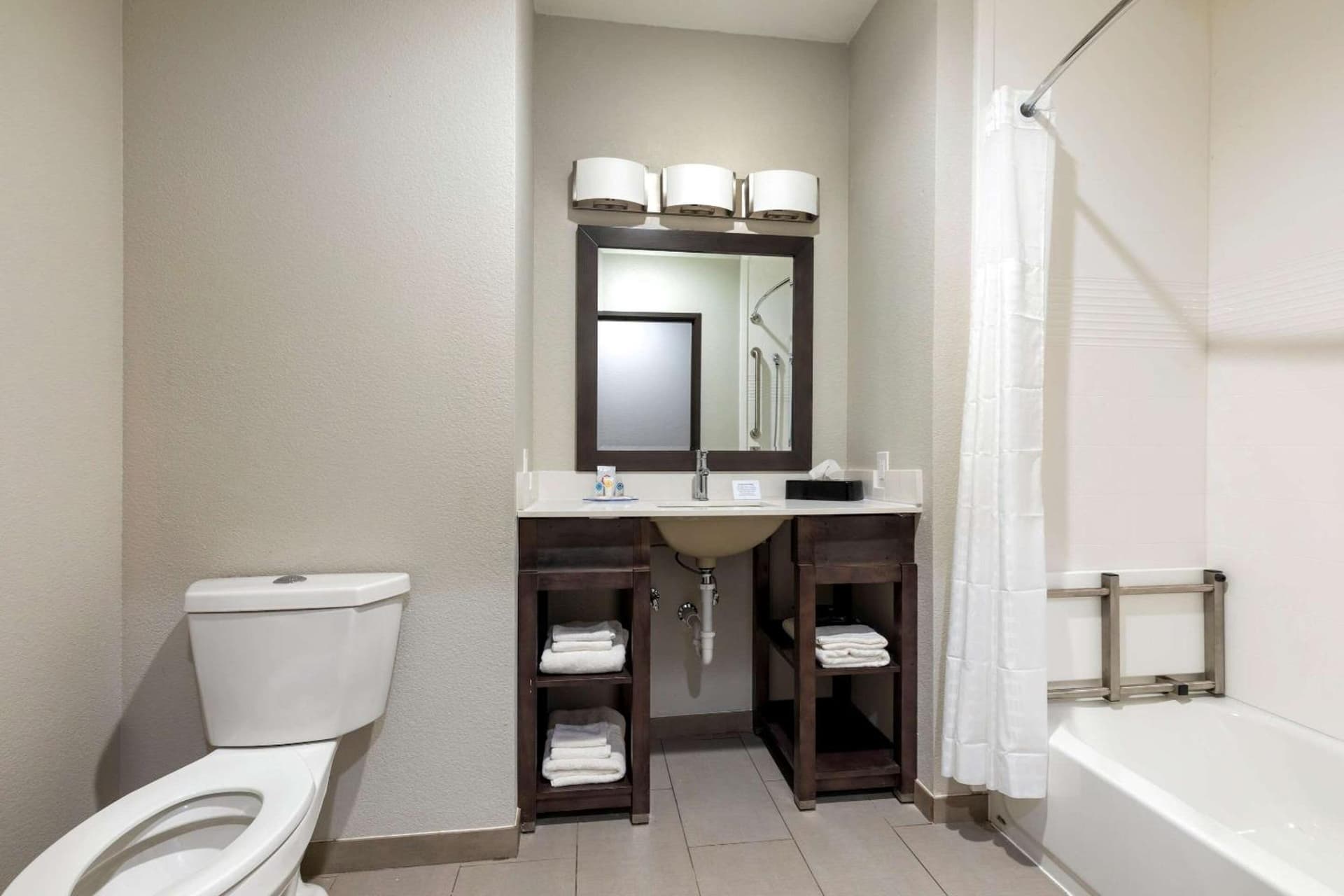 Comfort Inn & Suites Balch Springs - SE Dallas gallery photo in Balch Springs, TX — image 46