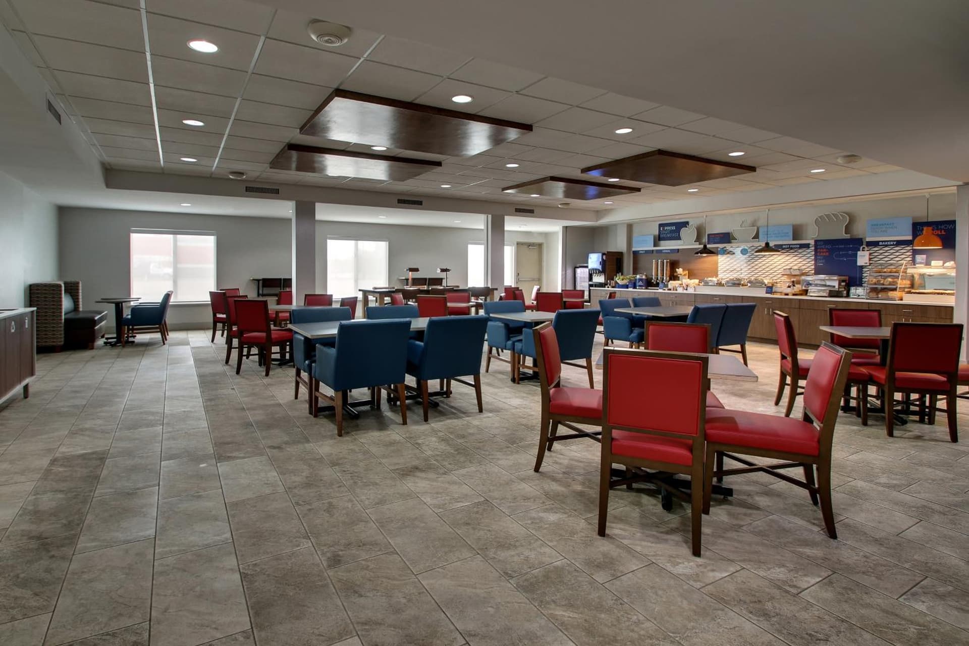 Holiday Inn Express Hotel & Suites Waukegan/Gurnee by IHG property views in Waukegan, IL — gallery photo 3