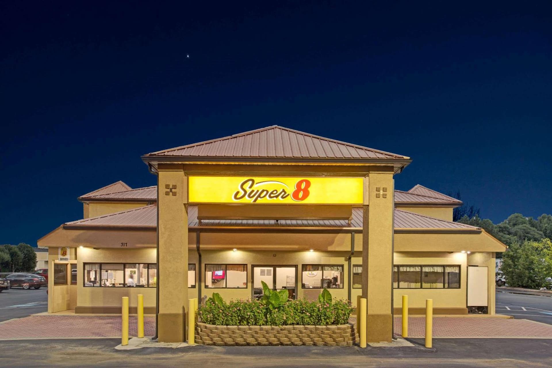 Super 8 by Wyndham Suwanee interior in Suwanee, GA — gallery photo 2