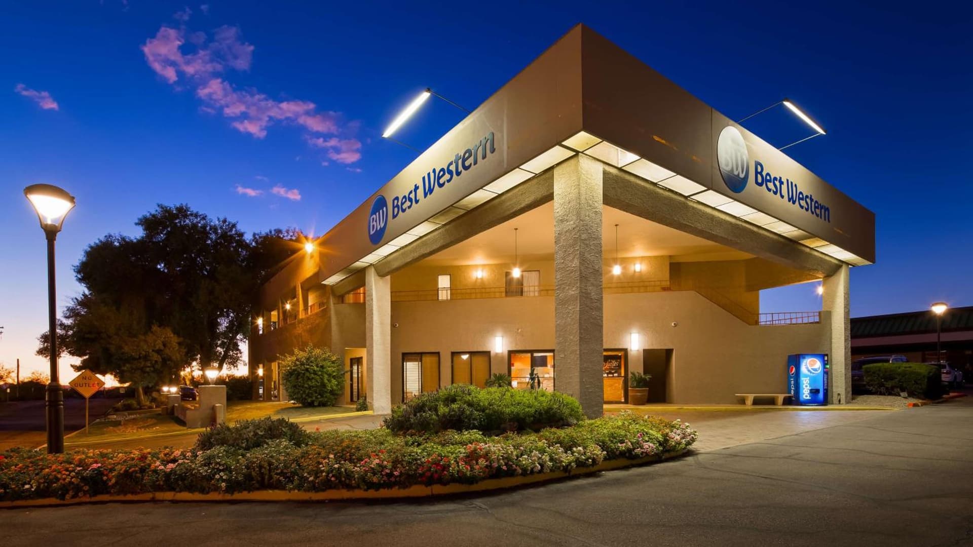 Best Western InnSuites Tucson Foothills Hotel & Suites interior in Tucson, AZ — gallery photo 2