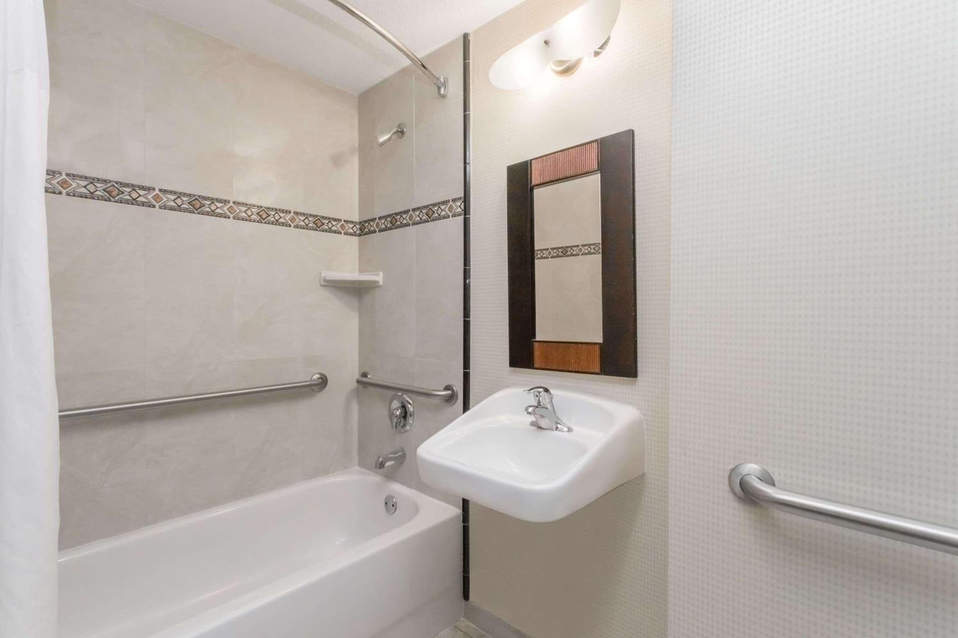 Days Inn & Suites by Wyndham Fort Pierce I-95 gallery photo in Fort Pierce, FL — image 11