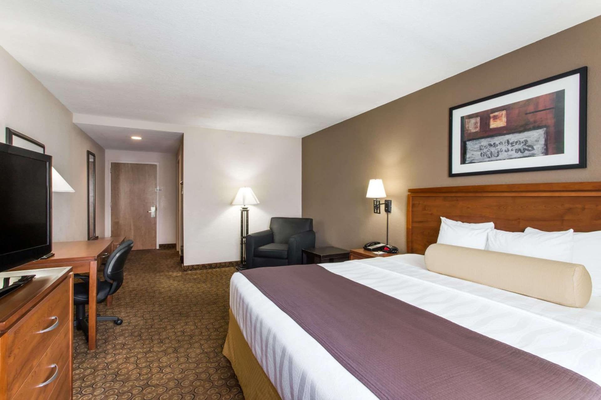 Days Inn & Suites by Wyndham Fort Pierce I-95 gallery photo in Fort Pierce, FL — image 5