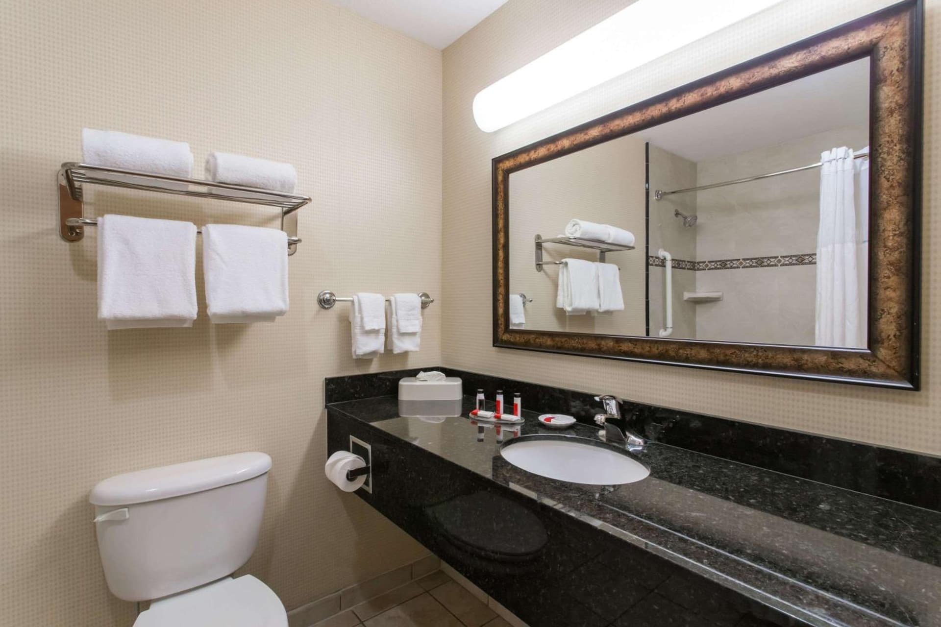 Days Inn & Suites by Wyndham Fort Pierce I-95 gallery photo in Fort Pierce, FL — image 28