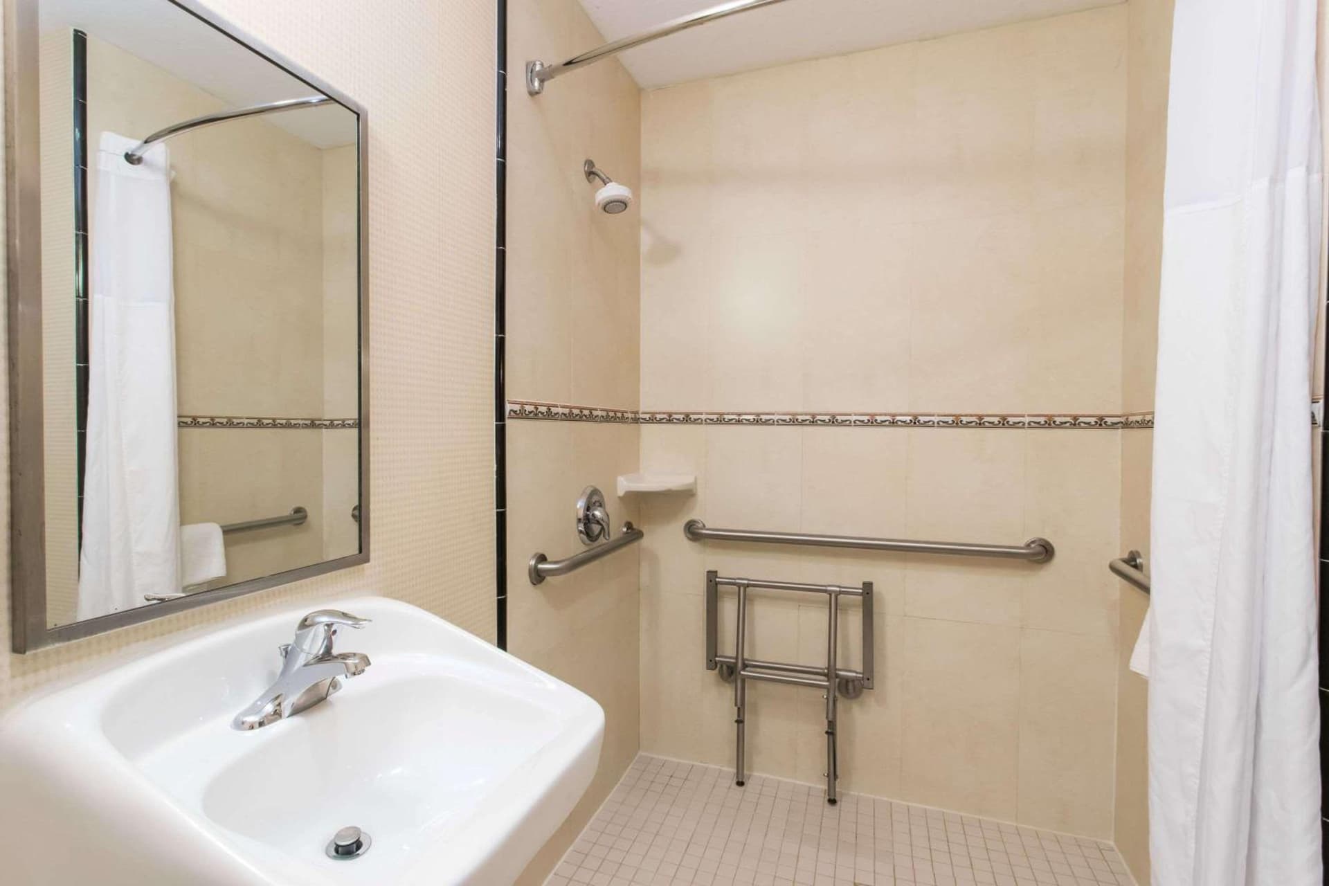 Days Inn & Suites by Wyndham Fort Pierce I-95 gallery photo in Fort Pierce, FL — image 15