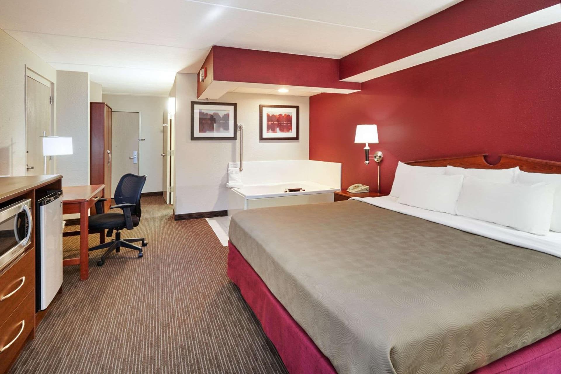 AmericInn by Wyndham Douglas/Saugatuck gallery photo in Saugatuck, MI — image 47