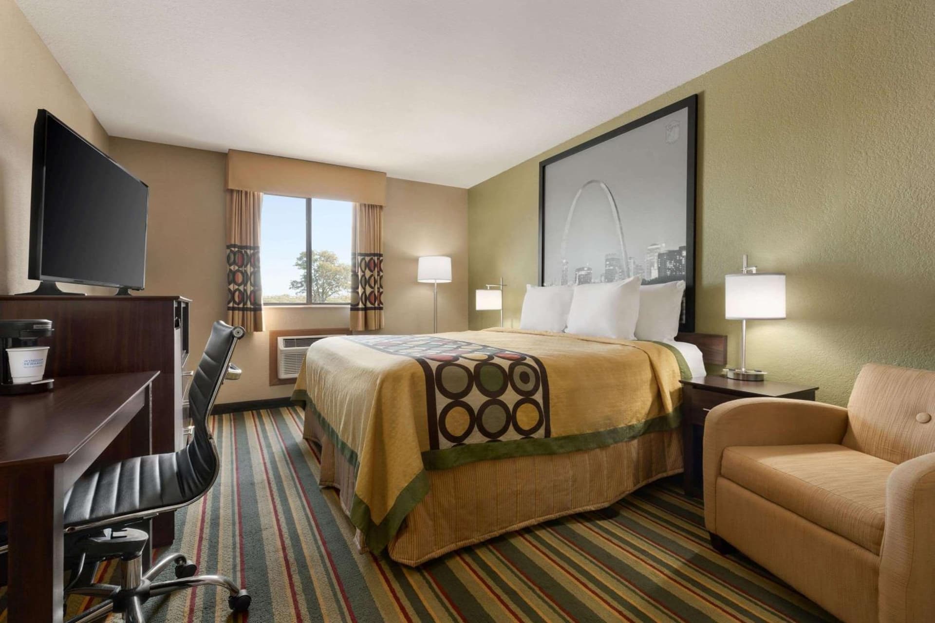 Super 8 by Wyndham Sikeston/Miner Area interior in Sikeston, MO — gallery photo 2