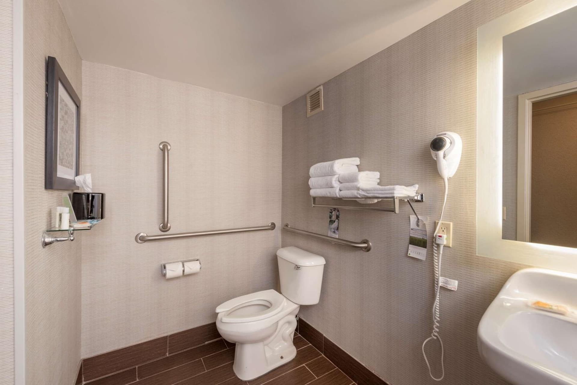 Best Western Plus Strongsville Cleveland gallery photo in Strongsville, OH — image 21