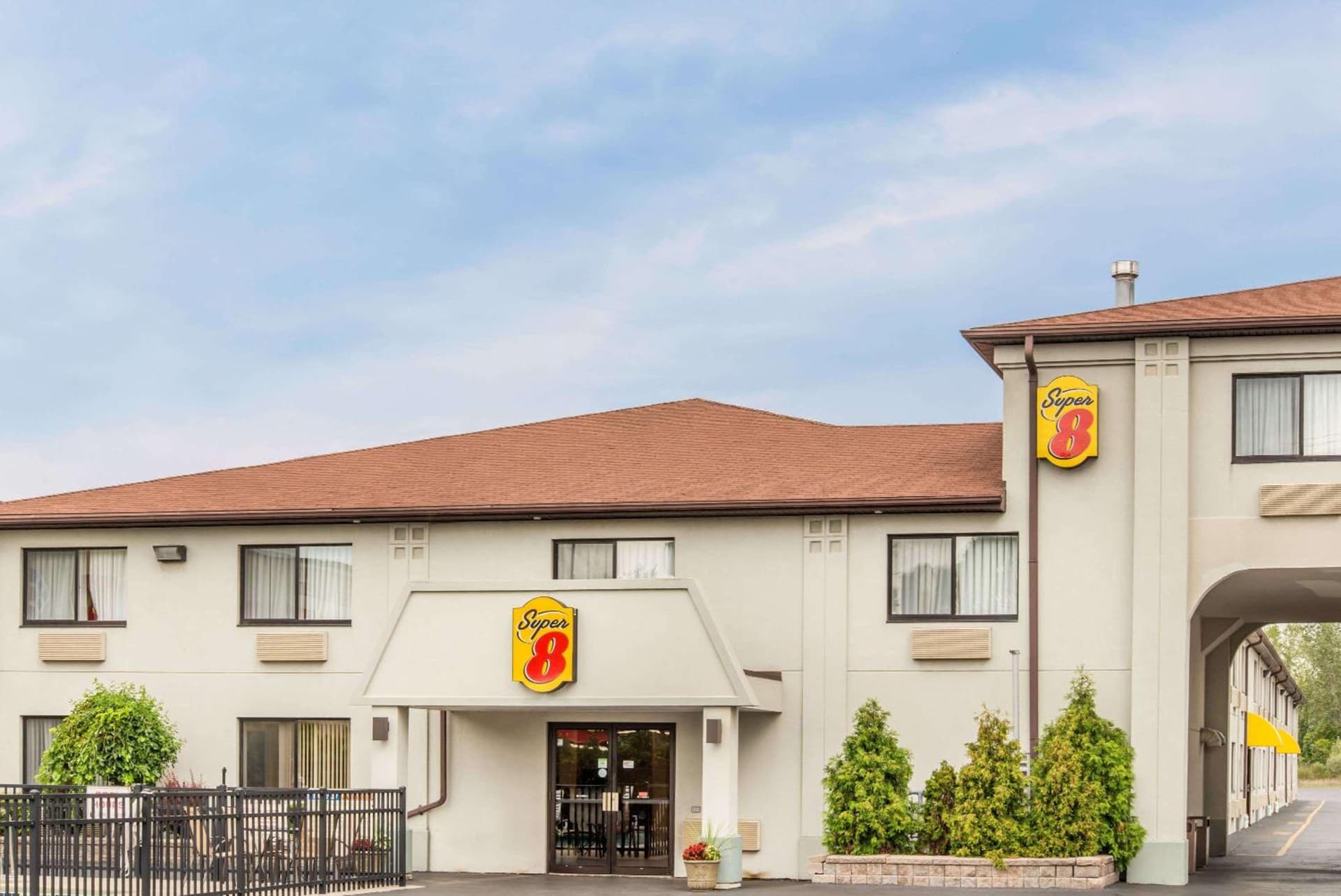 Super 8 by Wyndham Niagara Falls interior in Niagara Falls, NY — gallery photo 2