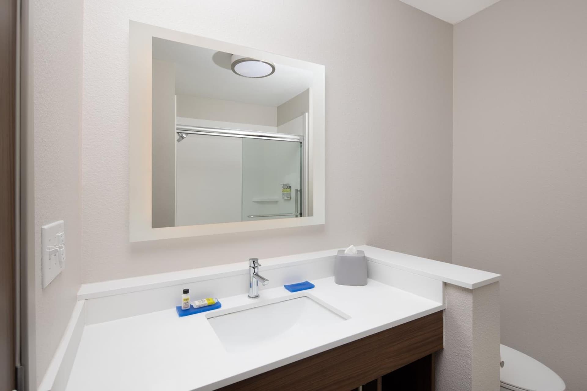 Holiday Inn Express & Suites Ft Myers Beach-Sanibel Gateway by IHG gallery photo in Fort Myers Beach, FL — image 4