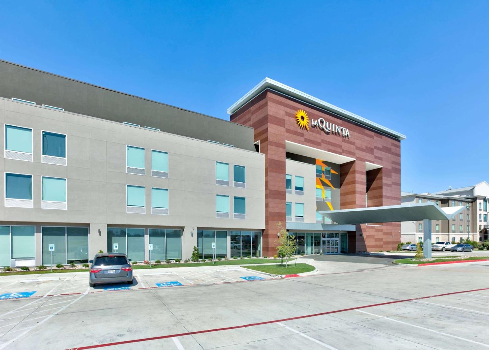 La Quinta Inn & Suites by Wyndham Dallas/Fairpark interior in Dallas, TX — gallery photo 2