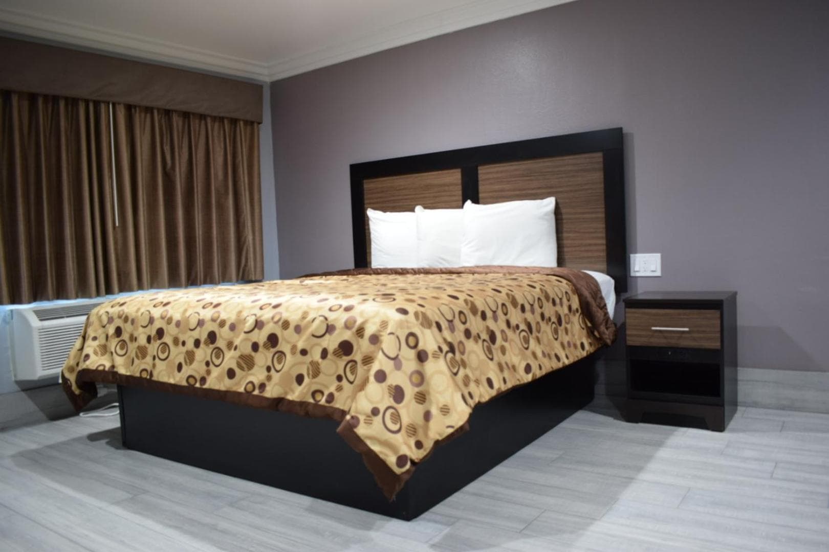 Willow Tree Inn & Suites property views in Sun Valley, CA — gallery photo 3