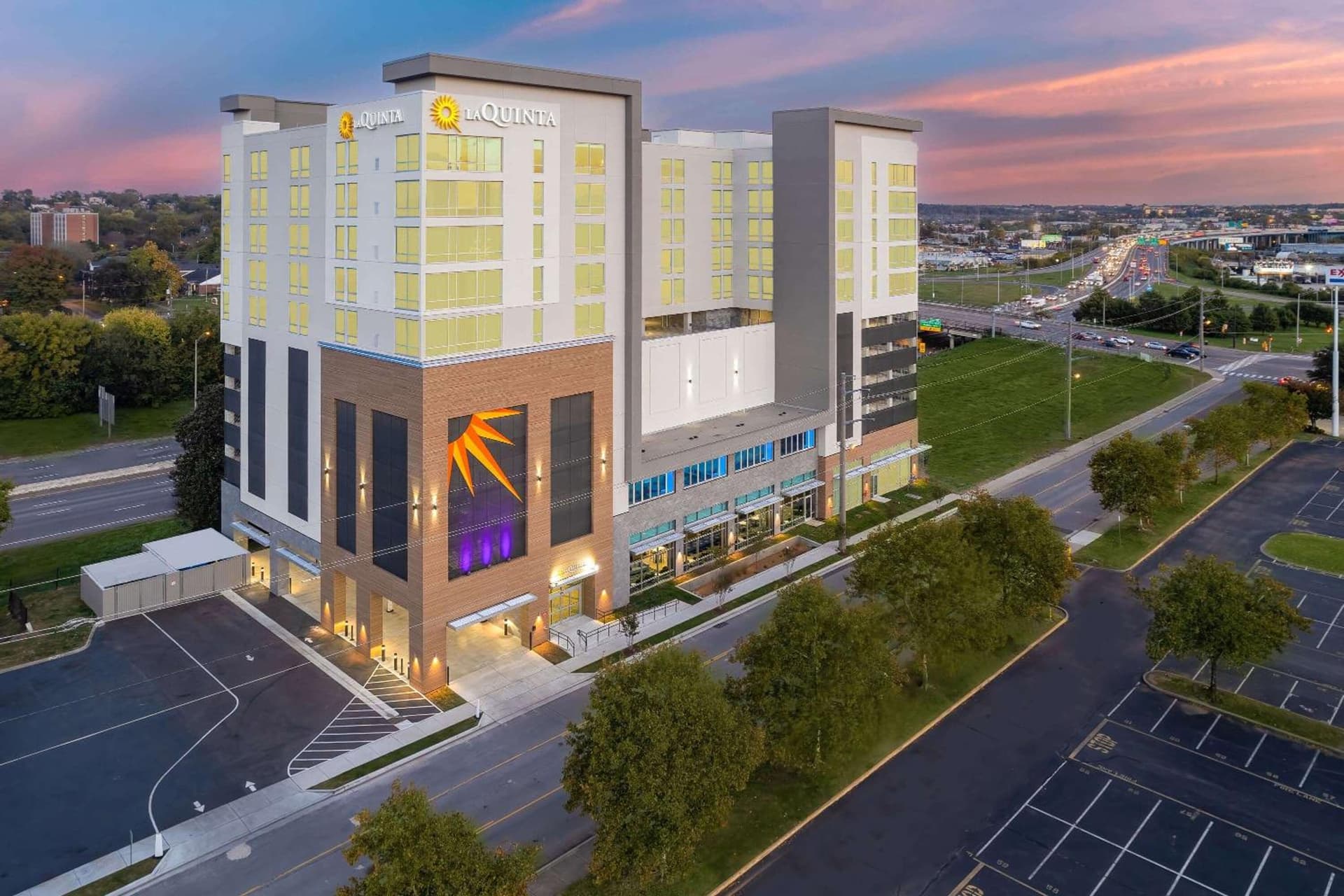 La Quinta Inn & Suites by Wyndham Nashville Downtown Stadium gallery photo in Nashville, TN — image 9