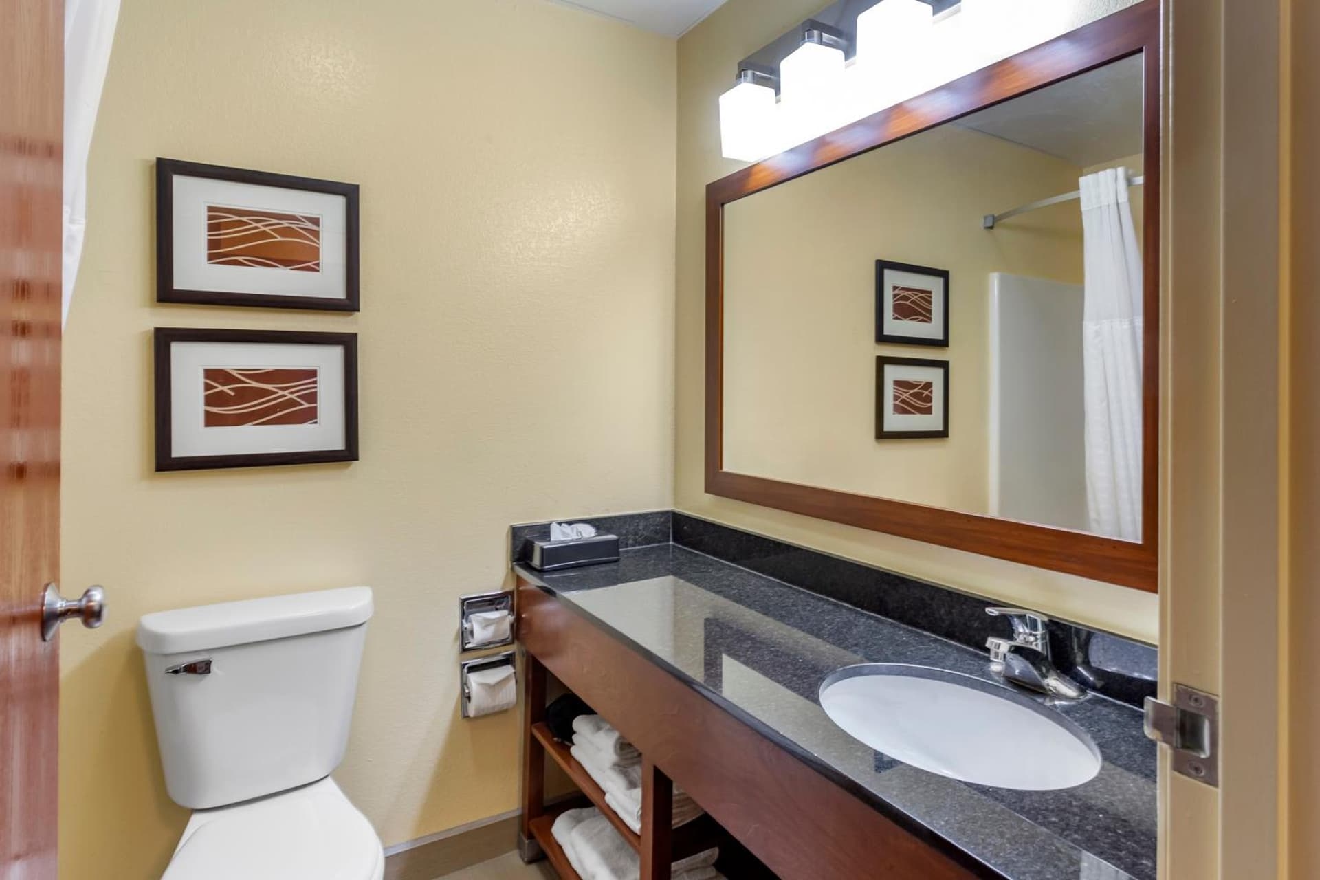Comfort Inn & Suites North Aurora - Naperville gallery photo in North Aurora, IL — image 10