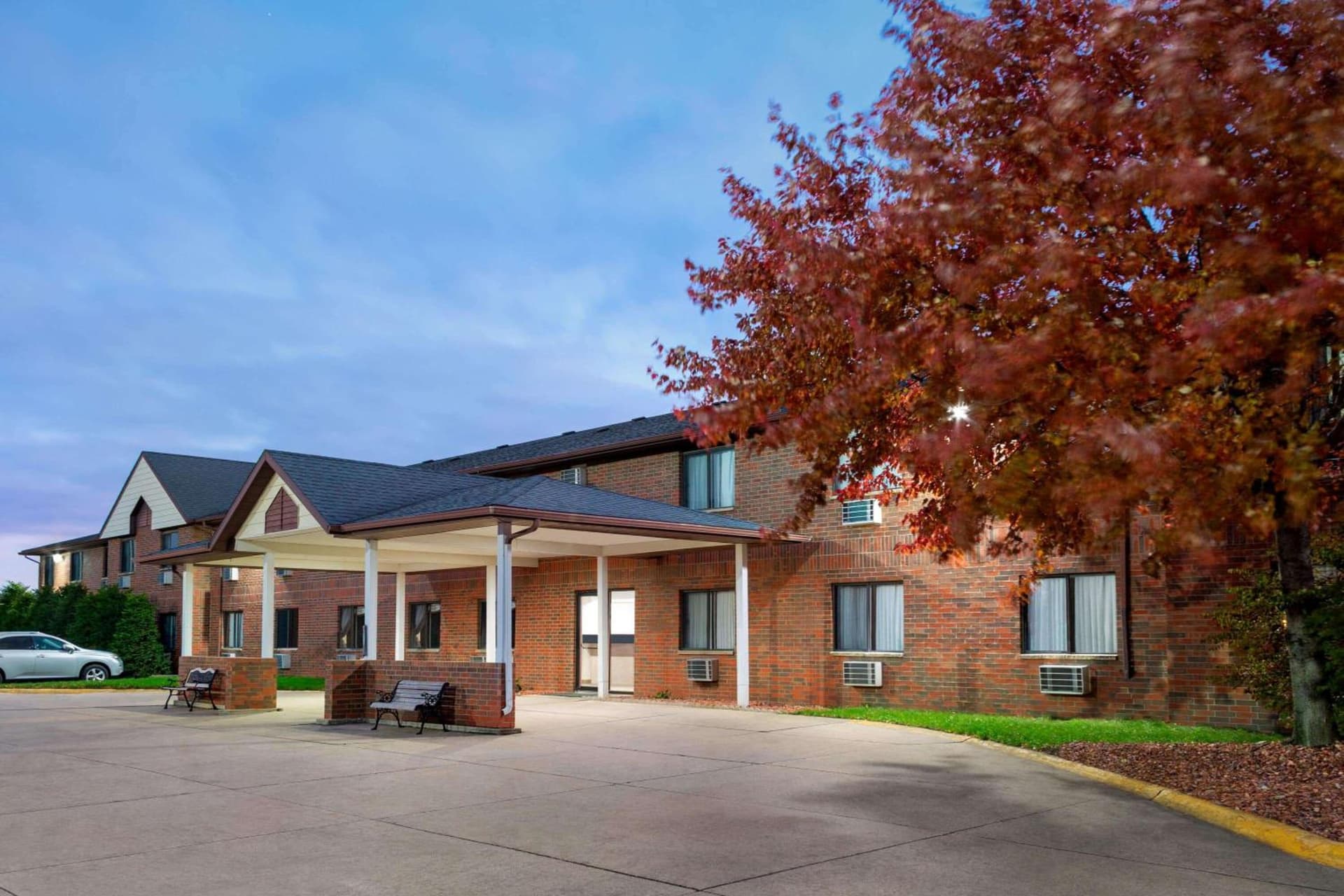 Howard Johnson by Wyndham Waterloo/Cedar Falls property views in Waterloo, IA — gallery photo 3