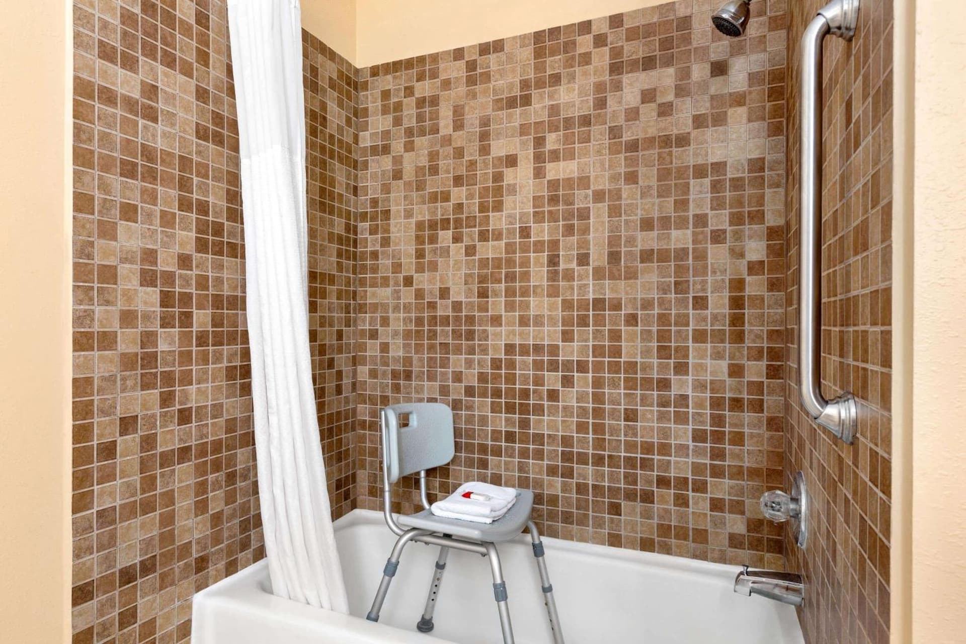 Howard Johnson by Wyndham Waterloo/Cedar Falls gallery photo in Waterloo, IA — image 38