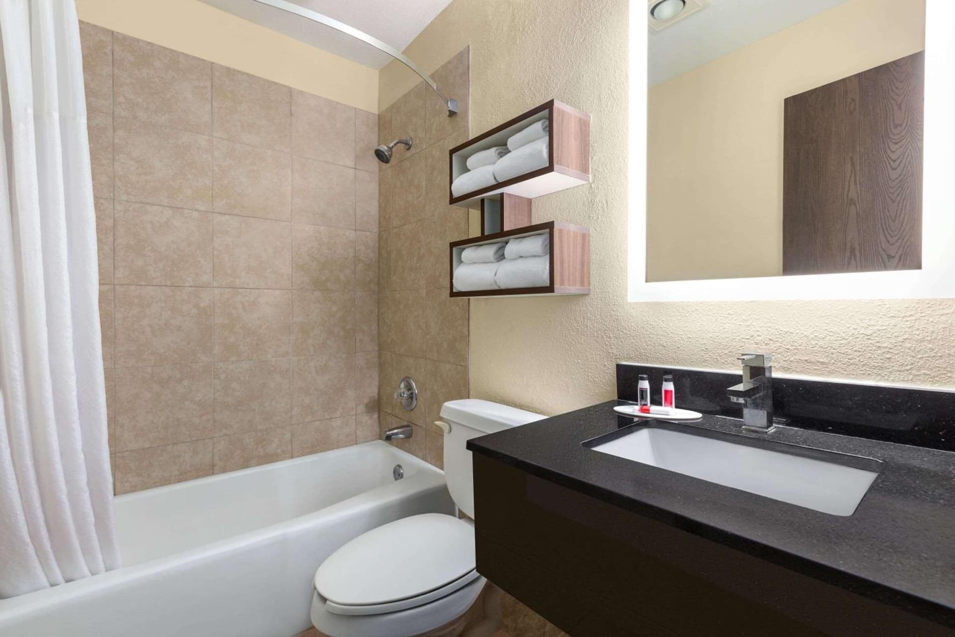 Howard Johnson by Wyndham Waterloo/Cedar Falls gallery photo in Waterloo, IA — image 5